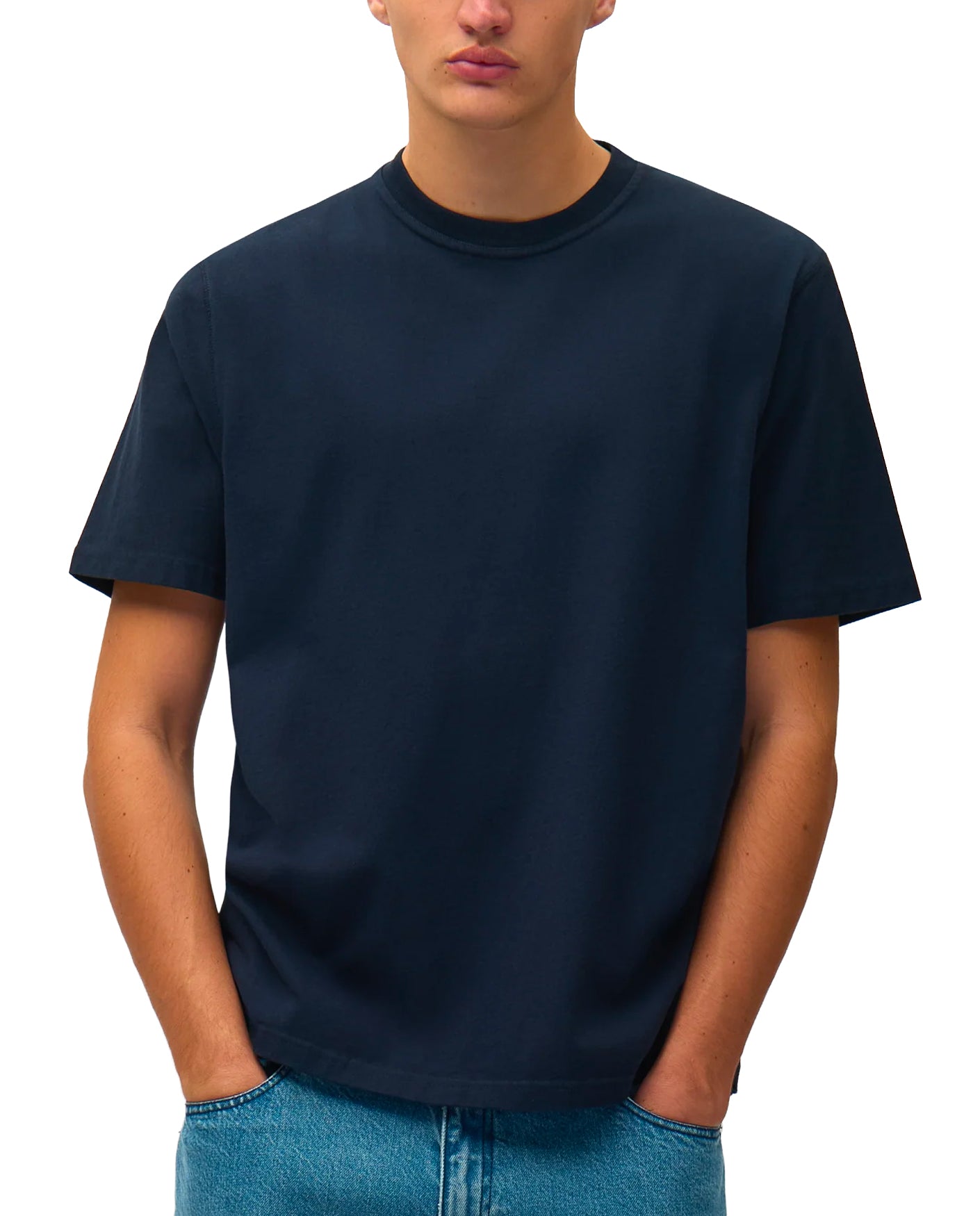 T-shirt Arte Antwerp bleu marine Back College porté par un homme, face