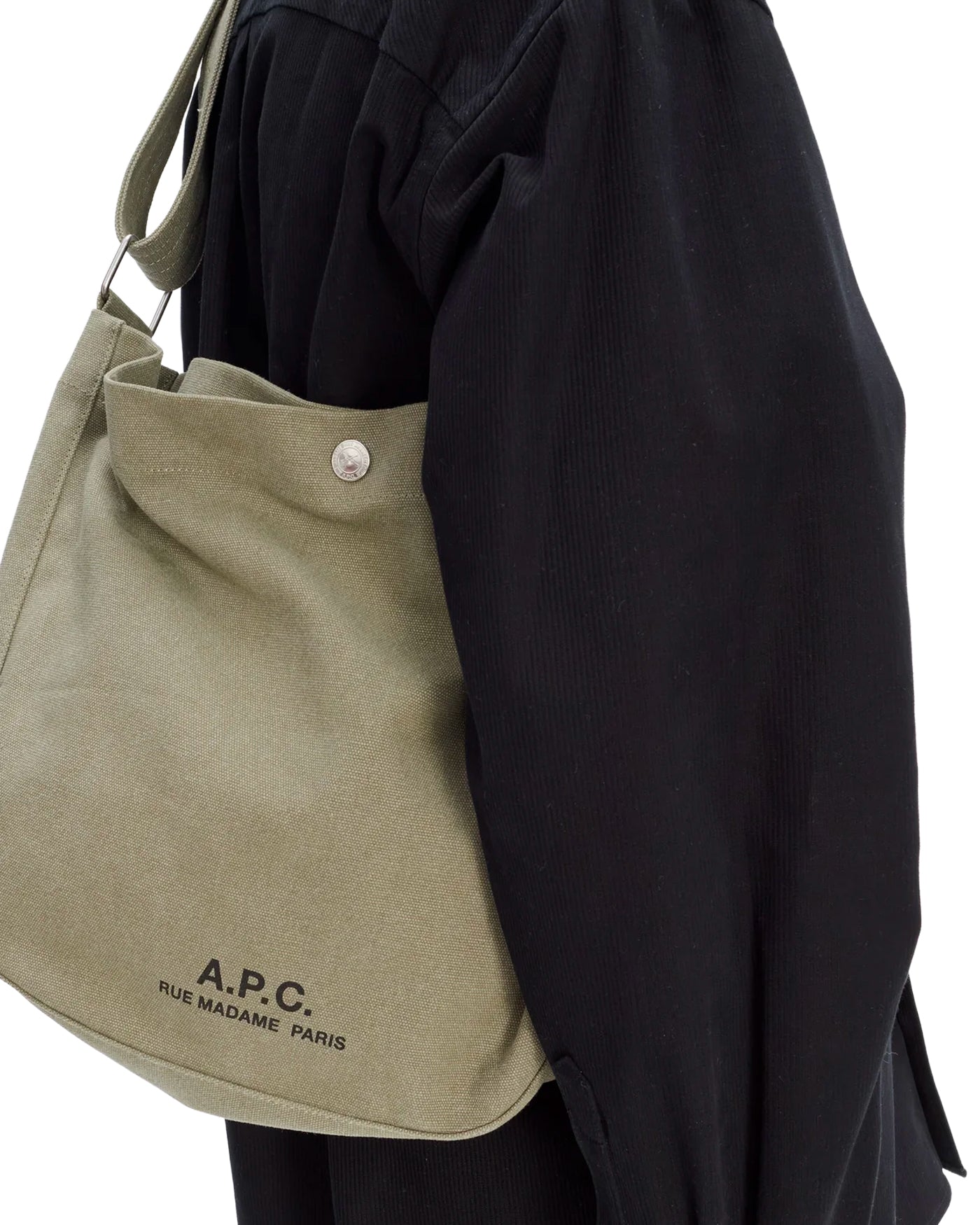 Sac besace A.P.C Journal kaki en toile porté en bandoulière face