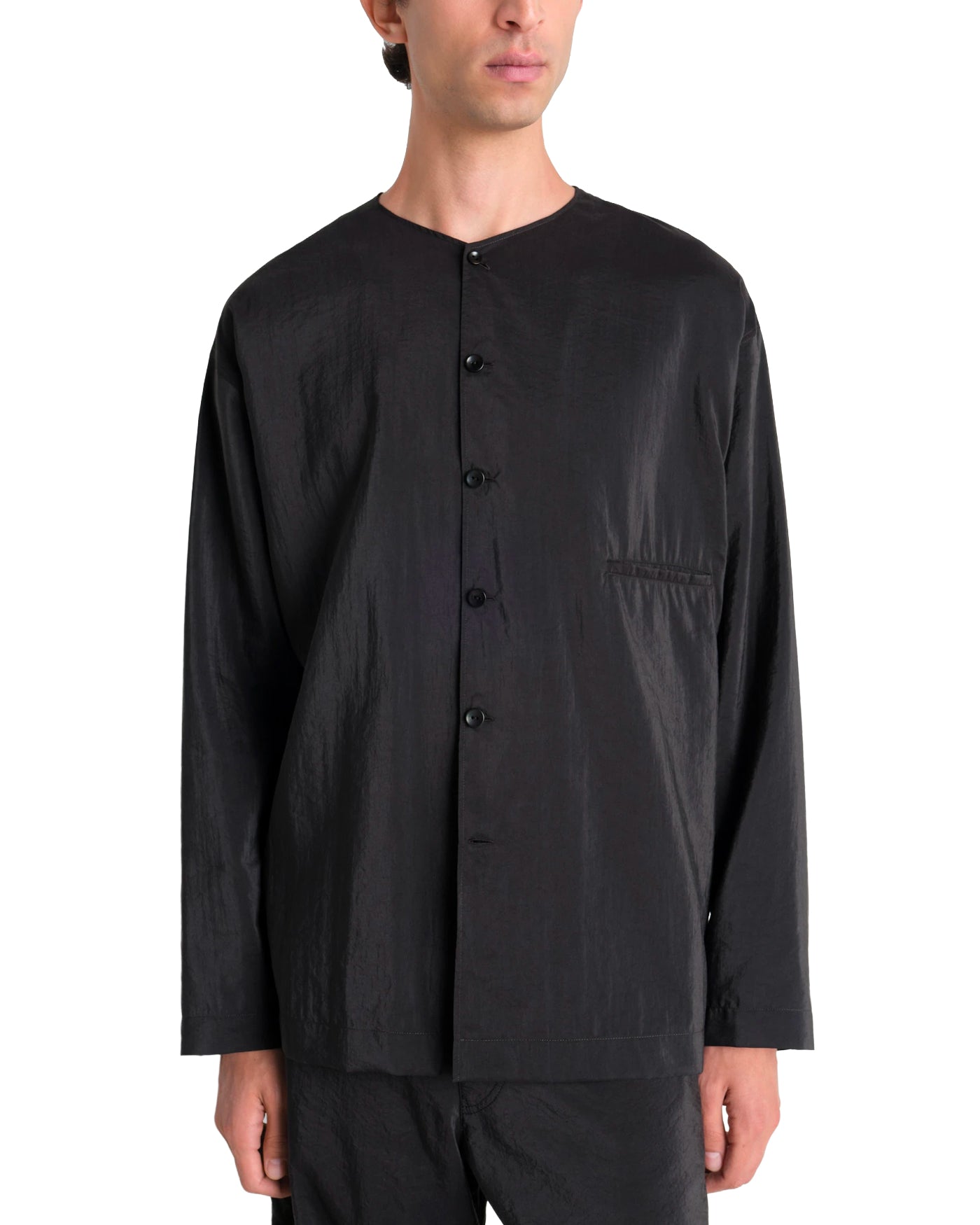 Chemise col rond Lemaire soie séchée noire portée manches longues face