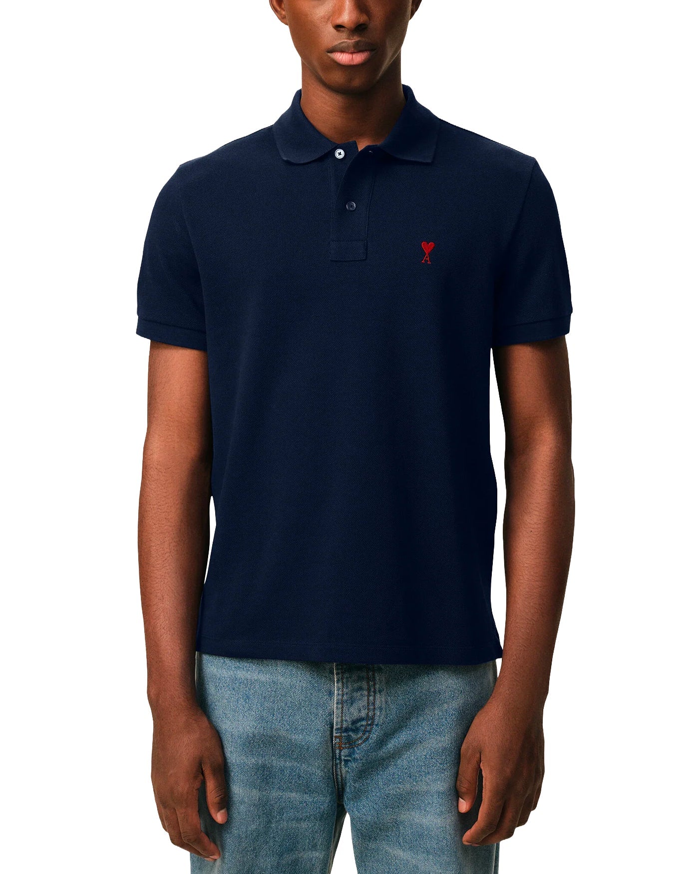 Polo homme AMI Paris bleu nuit avec logo cœur rouge, vue de face