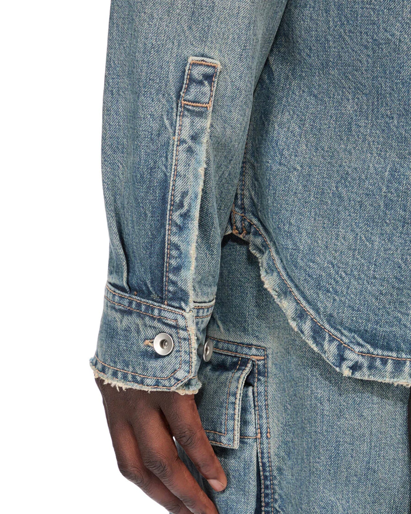 Chemise veste en denim Rick Owens DRKSHDW indigo délavé, détail manchette et ourlet