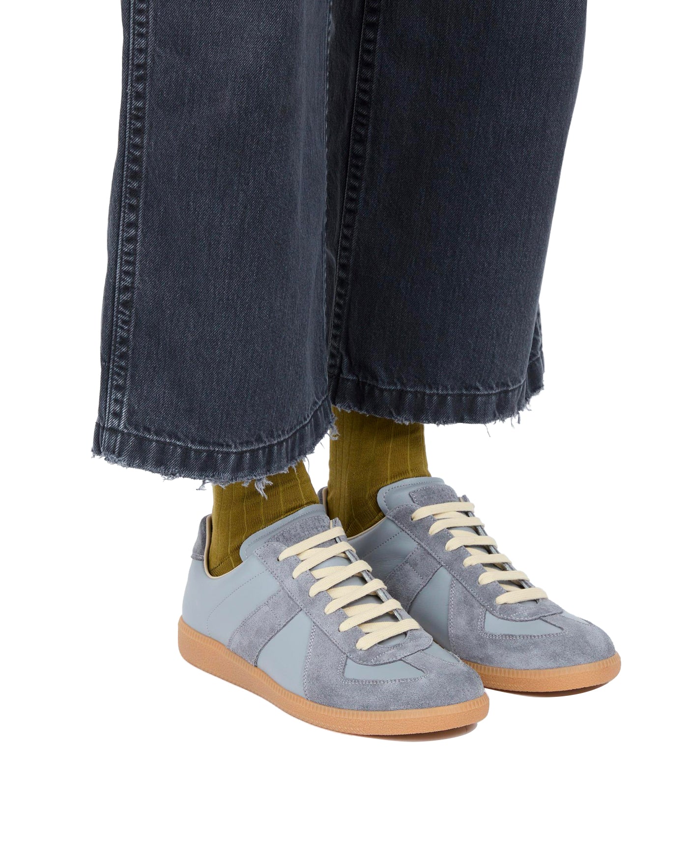 Sneakers Maison Margiela Replica gris semelle miel portées face