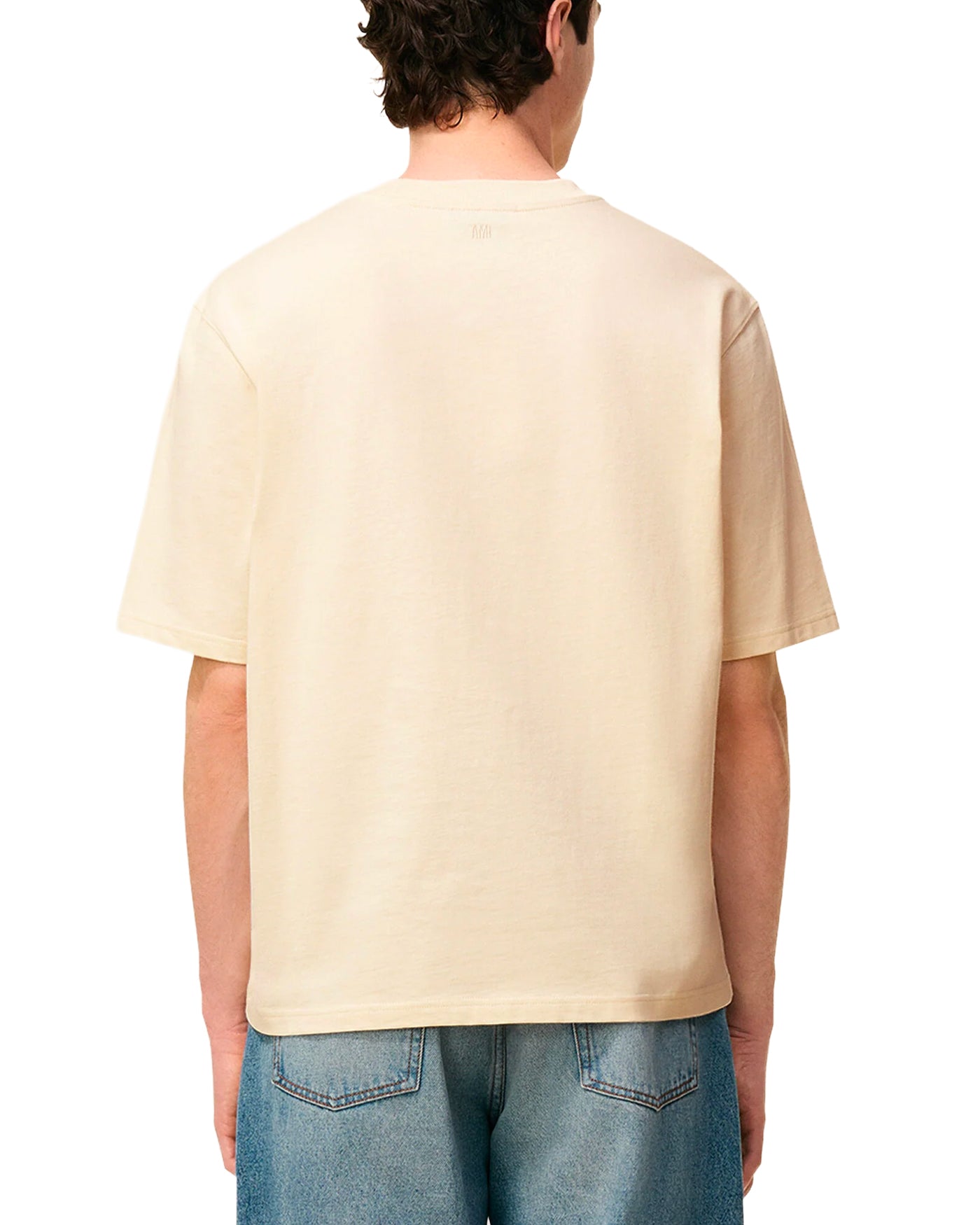 T-shirt Ami Paris blanc crème Ami de Coeur embossé porté par un homme, dos