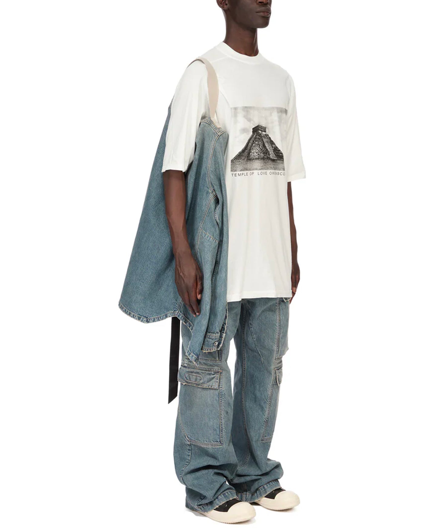 Chemise veste en denim Rick Owens DRKSHDW indigo portée ouverte, look complet profil gauche