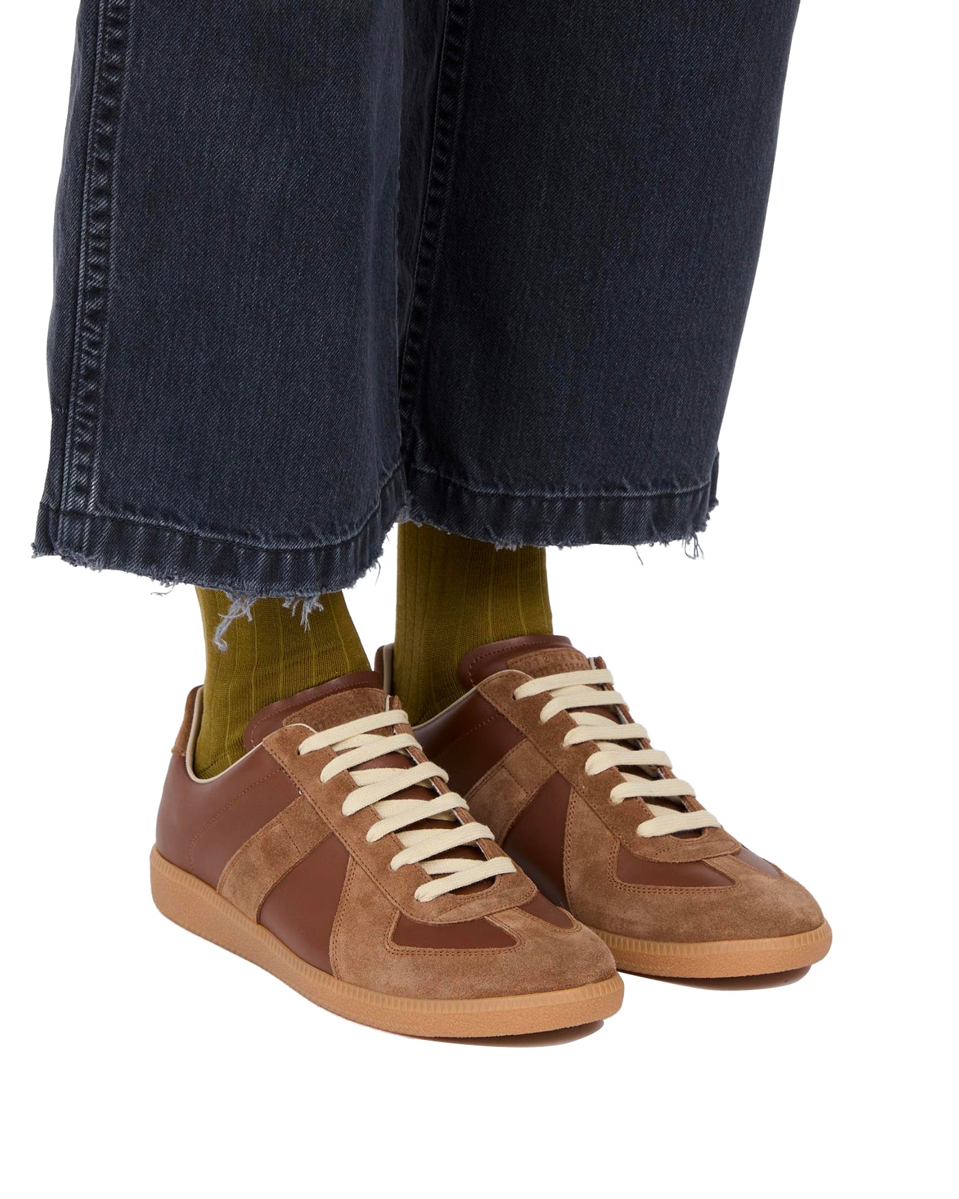 Sneakers Maison Margiela Replica cuir brun adobe portées vue face