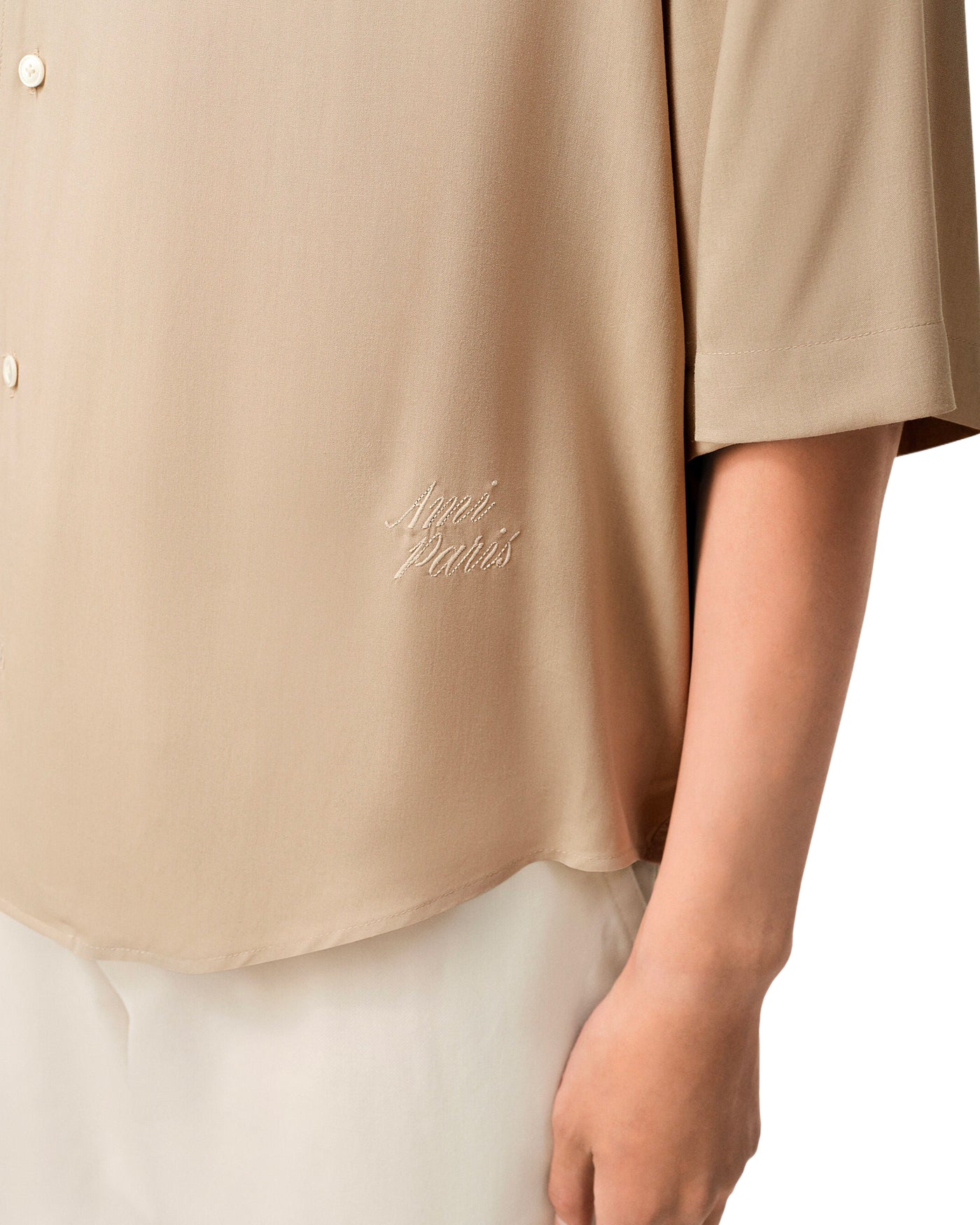 Chemise manches courtes boxy Ami Paris beige sable broderie logo détail