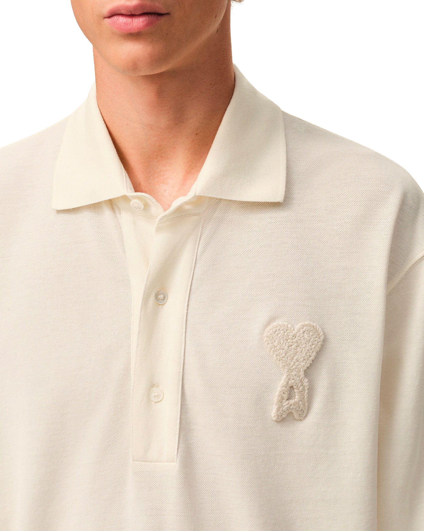 Polo AMI Paris crème, détail patch Ami de Coeur brodé, vue de face