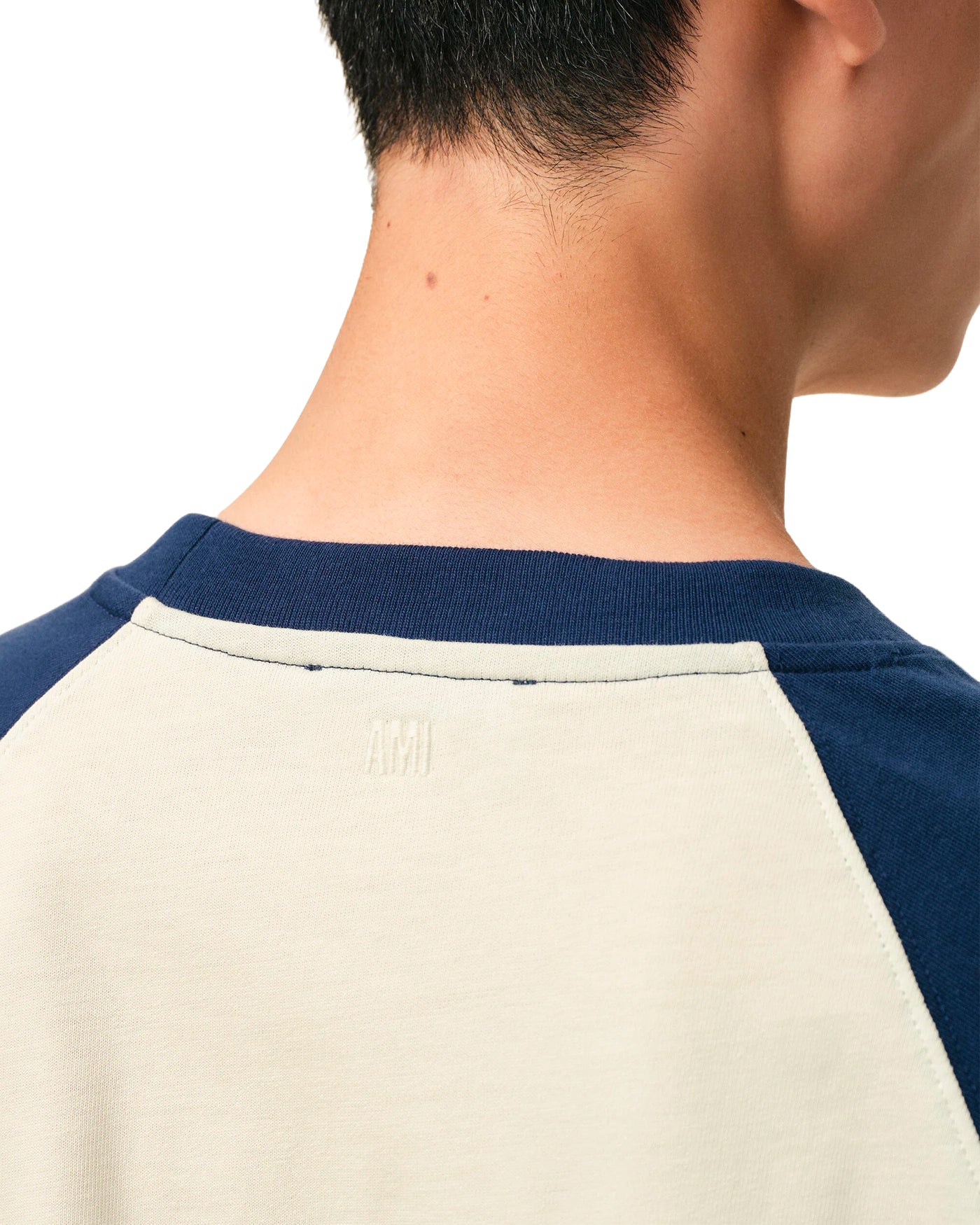 T-shirt boxy Ami Paris bicolore crème et bleu encre détail col dos