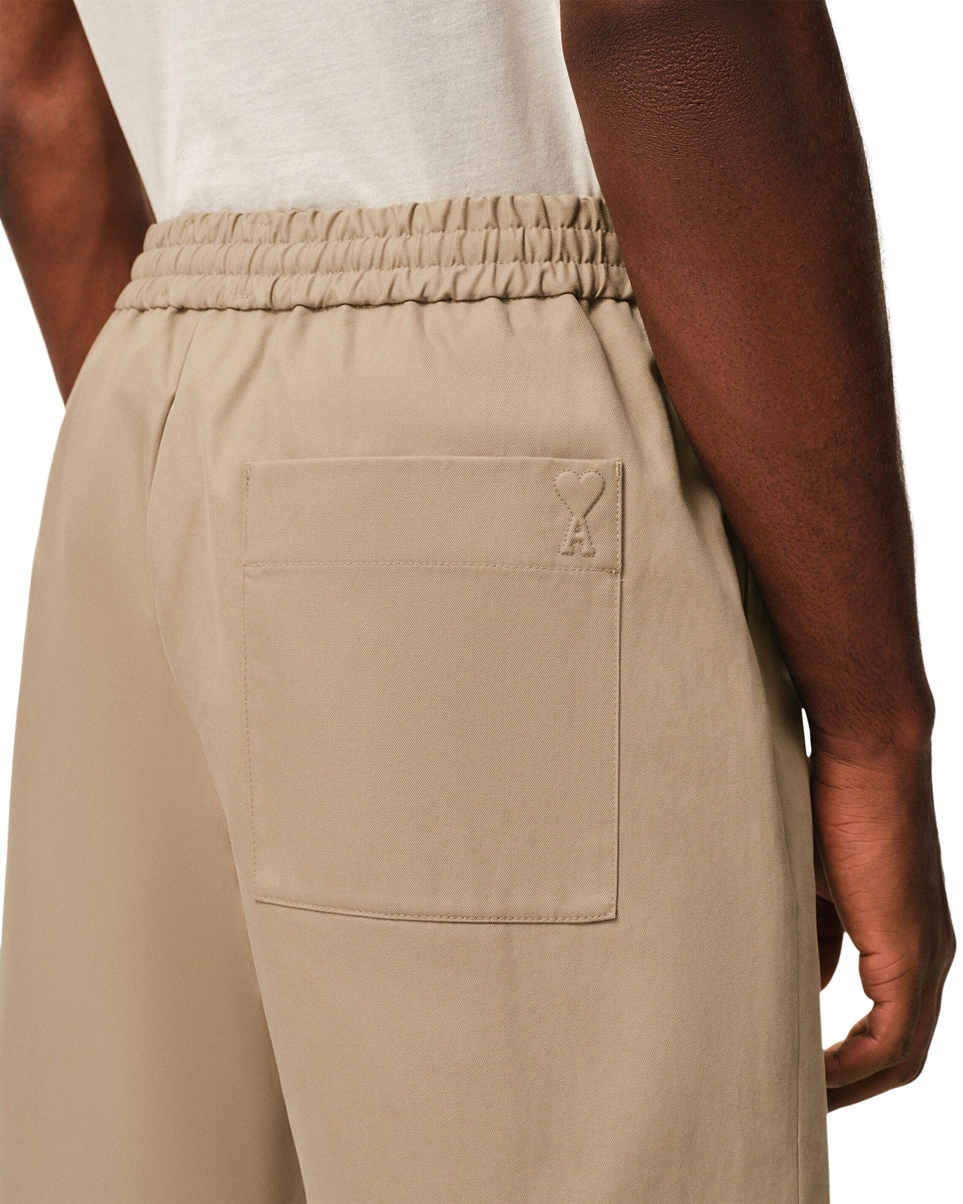 Short Ami Paris beige taupe dos détail poche logo cœur embossé