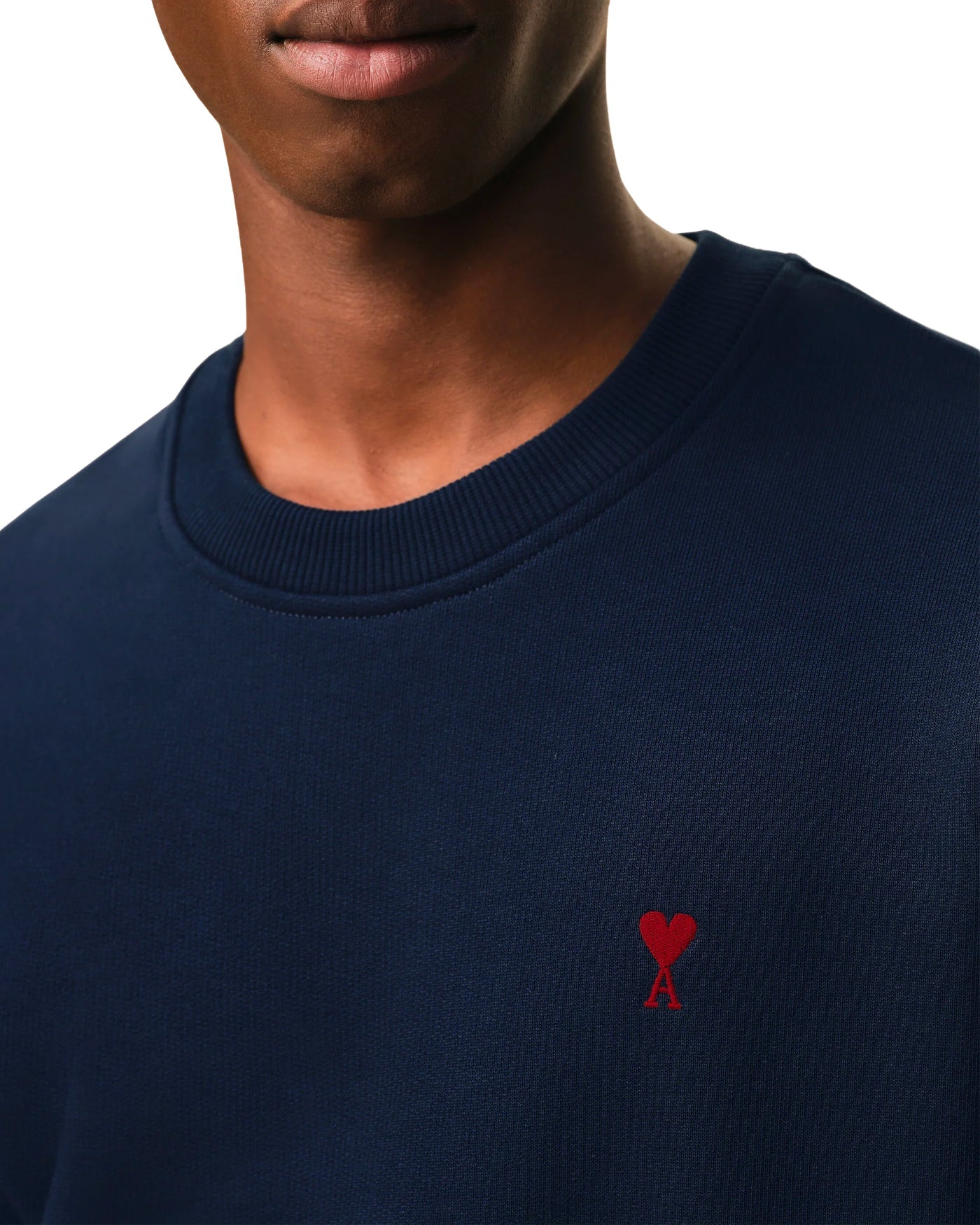 Sweat Ami Paris marine détail broderie Ami de Cœur rouge poitrine