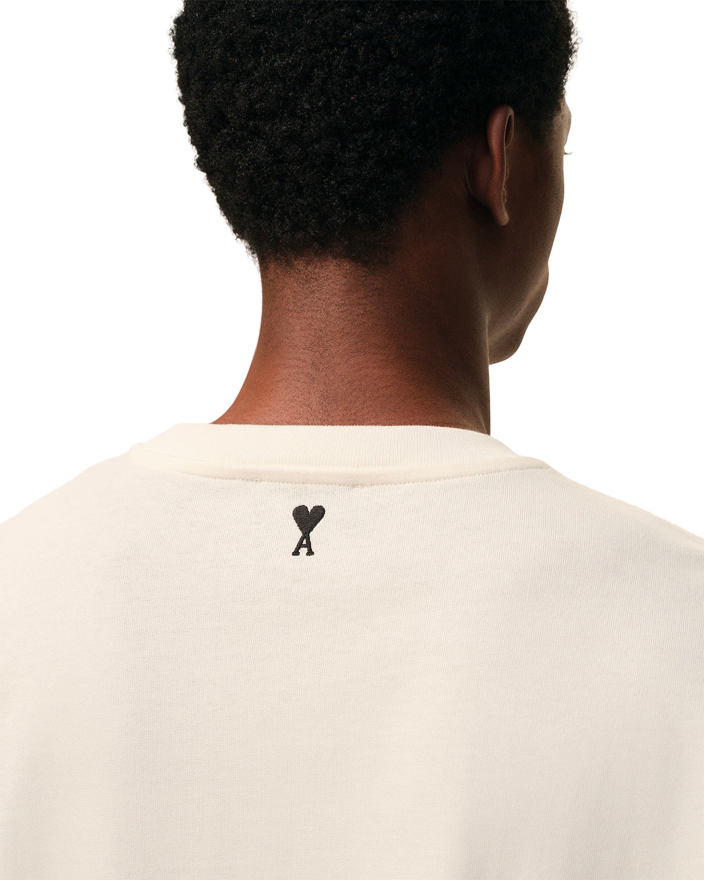 T-shirt Ami Paris crème détail logo coeur brodé dans le dos vue dos