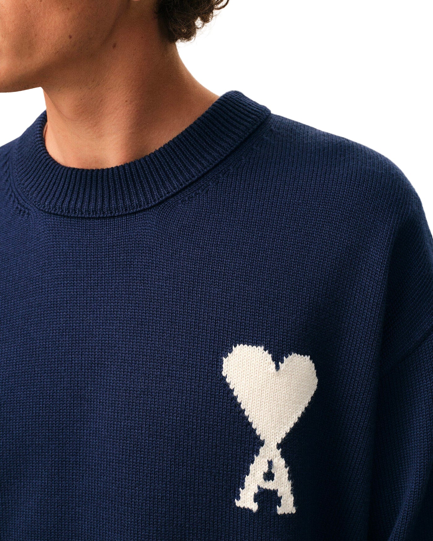 Pull col rond Ami Paris bleu marine logo Ami de Coeur écru détail