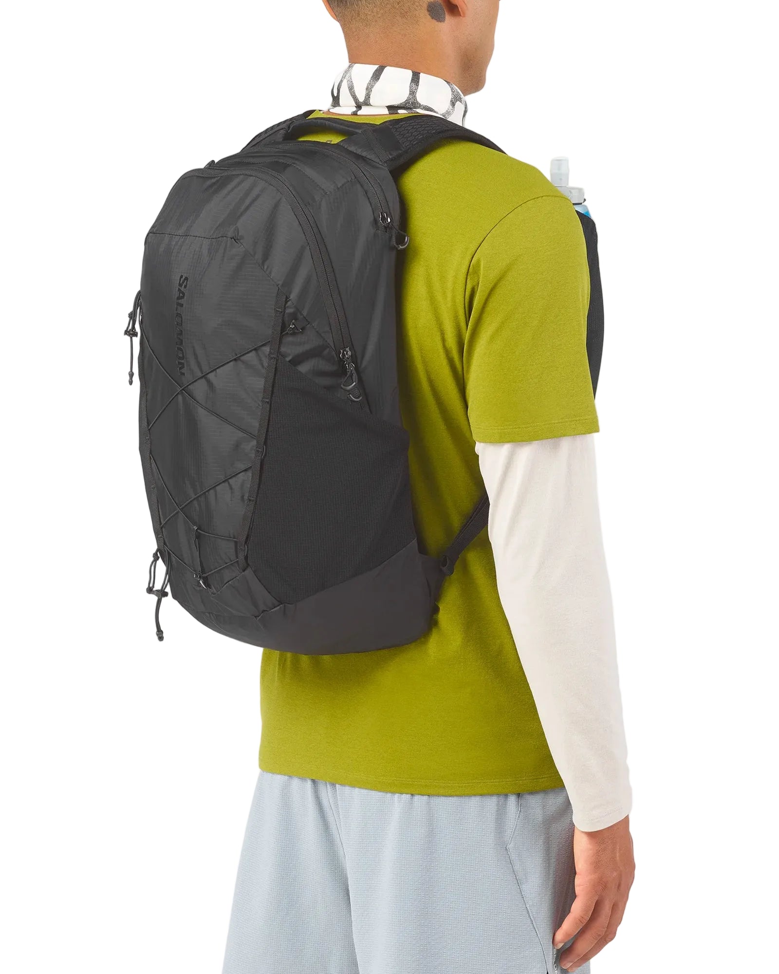 Sac à dos Salomon XT 25 noir porté homme de dos profil gauche
