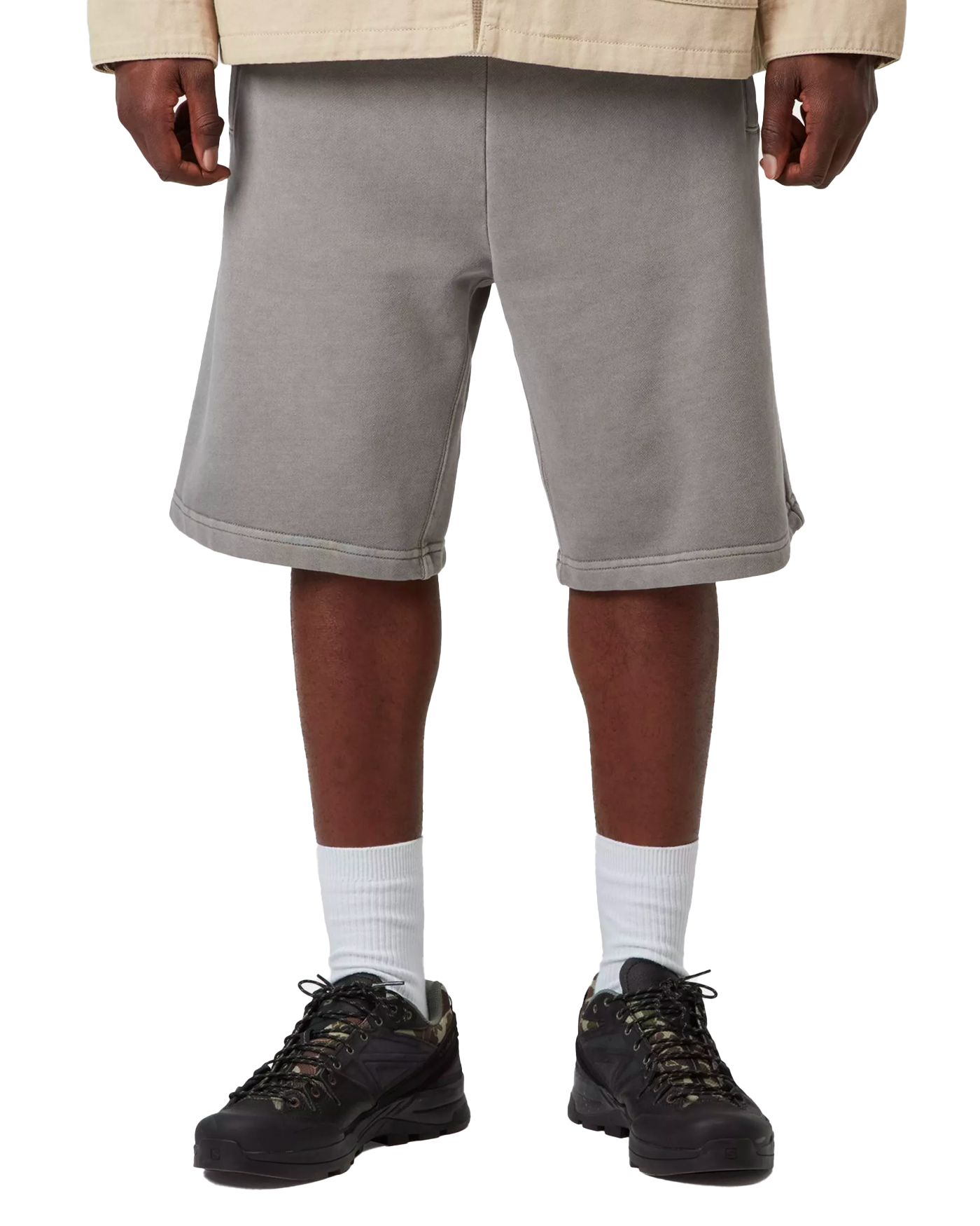 Short molleton Carhartt WIP Nelson Yosemite gris délavé porté de face