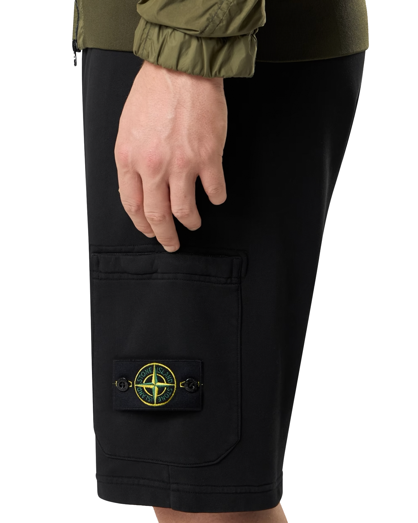 Short cargo Stone Island noir avec patch boussole, vue profil droit
