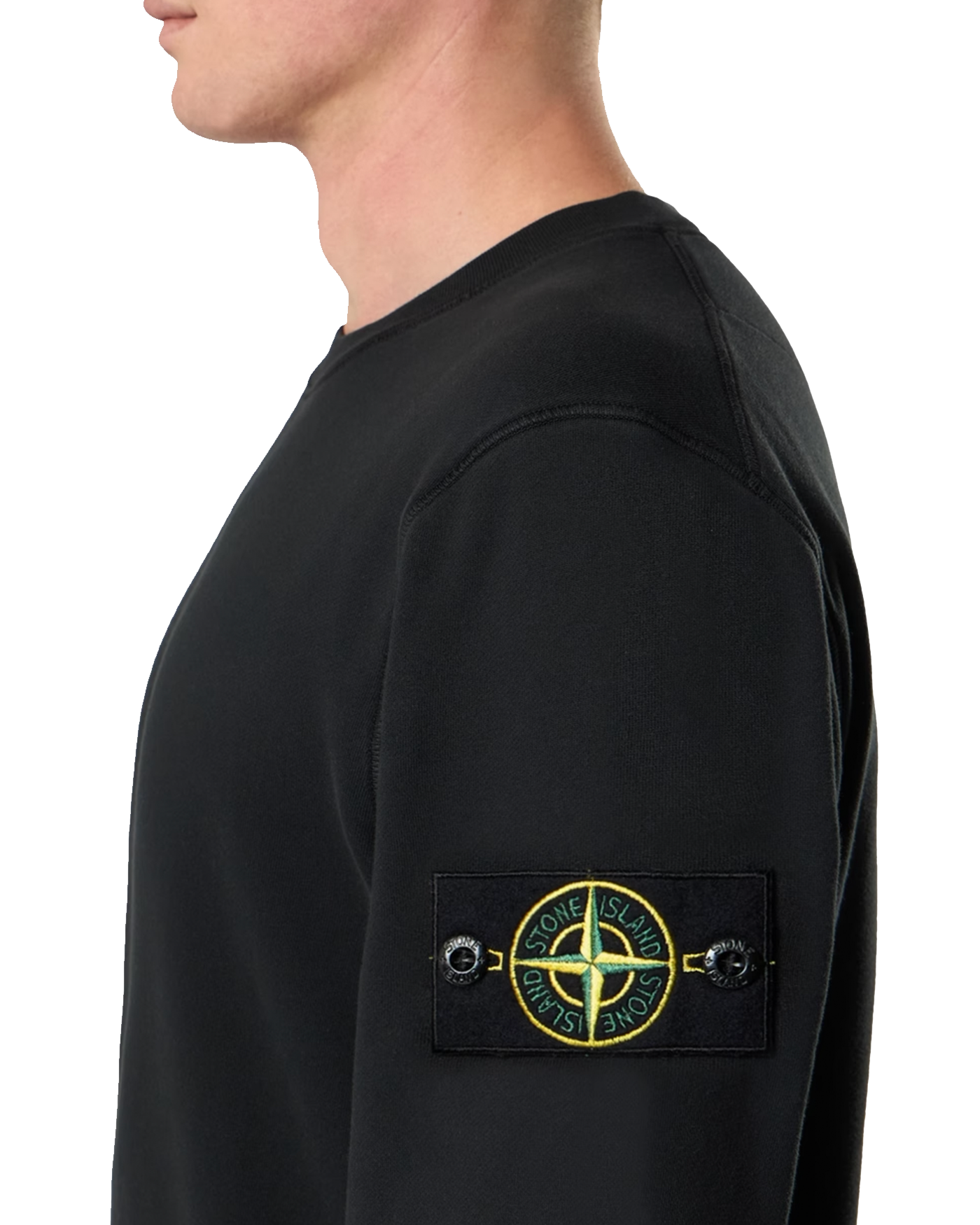 Sweat Stone Island noir détail badge boussole bras gauche profil