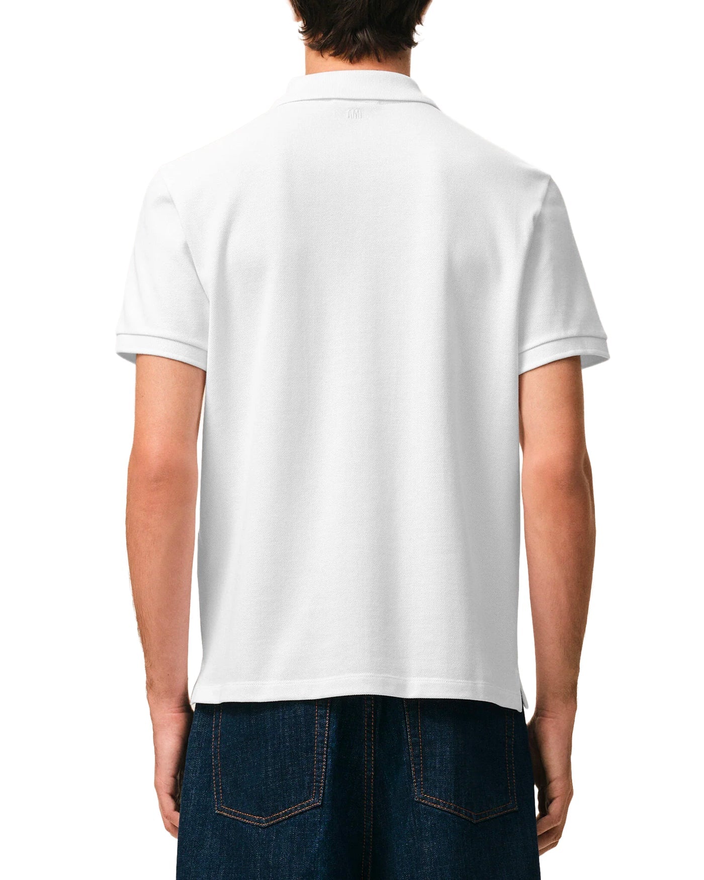 Polo Ami Paris Ami de Coeur blanc logo rouge vue dos porté mannequin