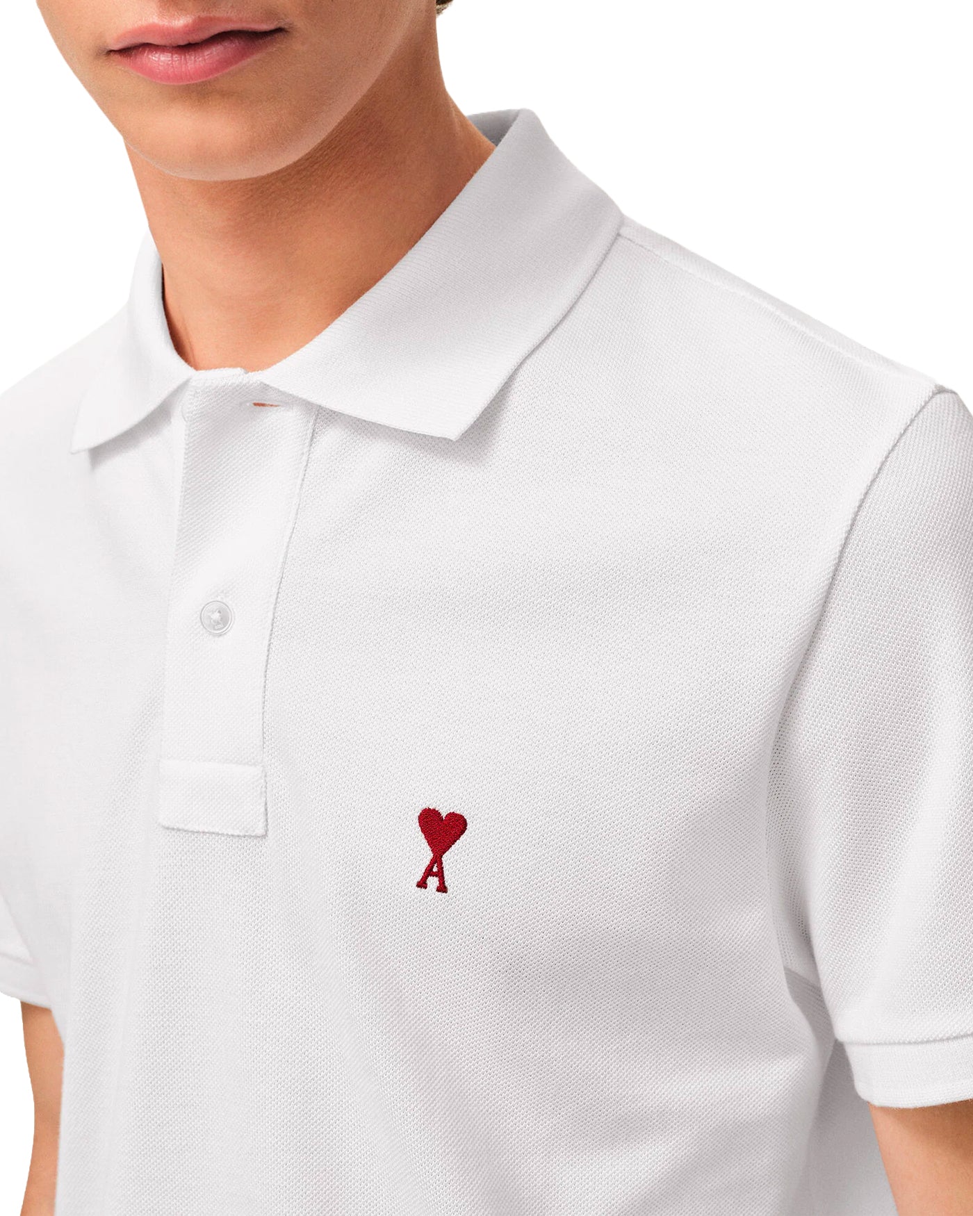 Polo Ami Paris Ami de Coeur blanc gros plan logo rouge brodé poitrine
