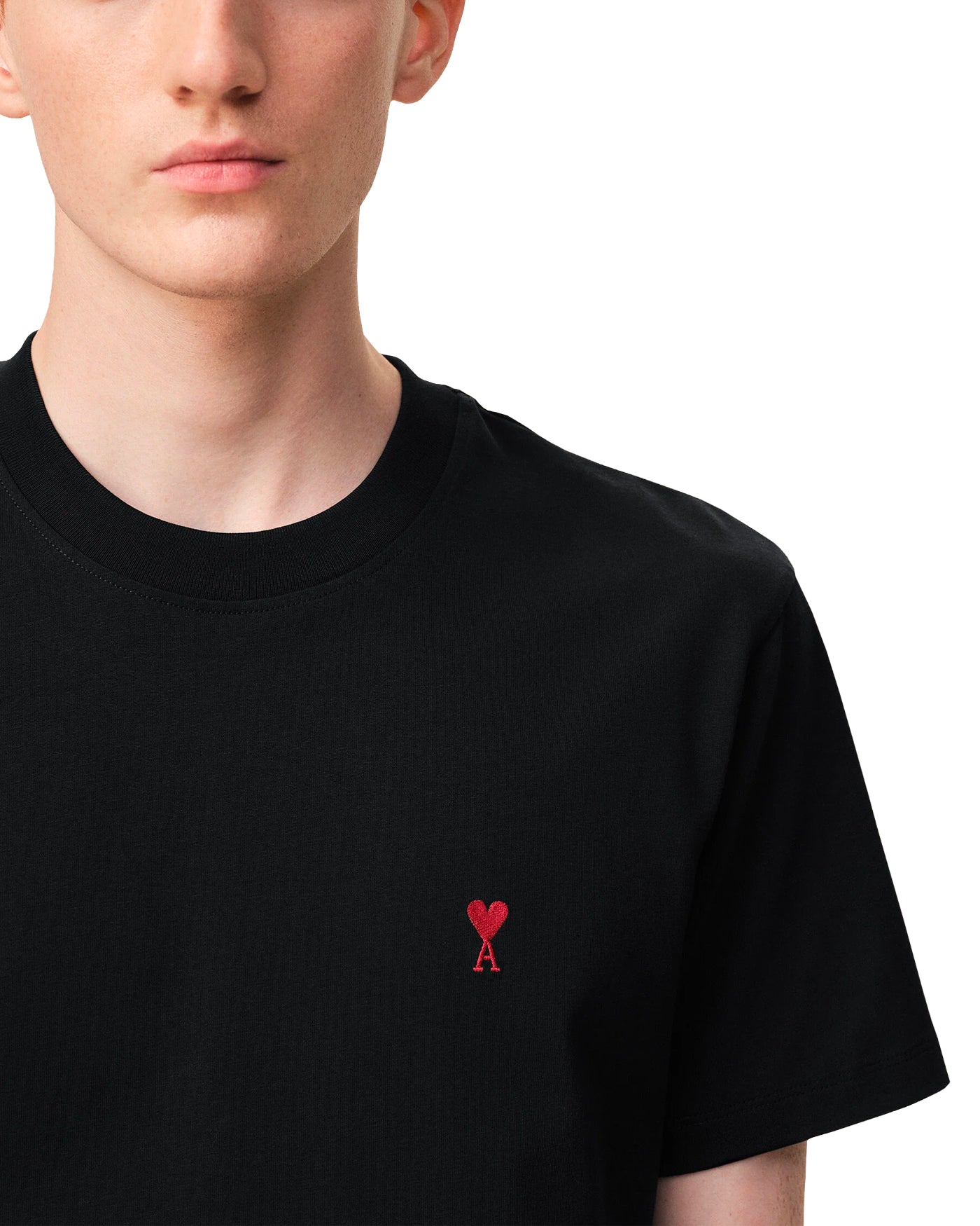 T-shirt Ami Paris noir logo cœur rouge brodé vue détail face