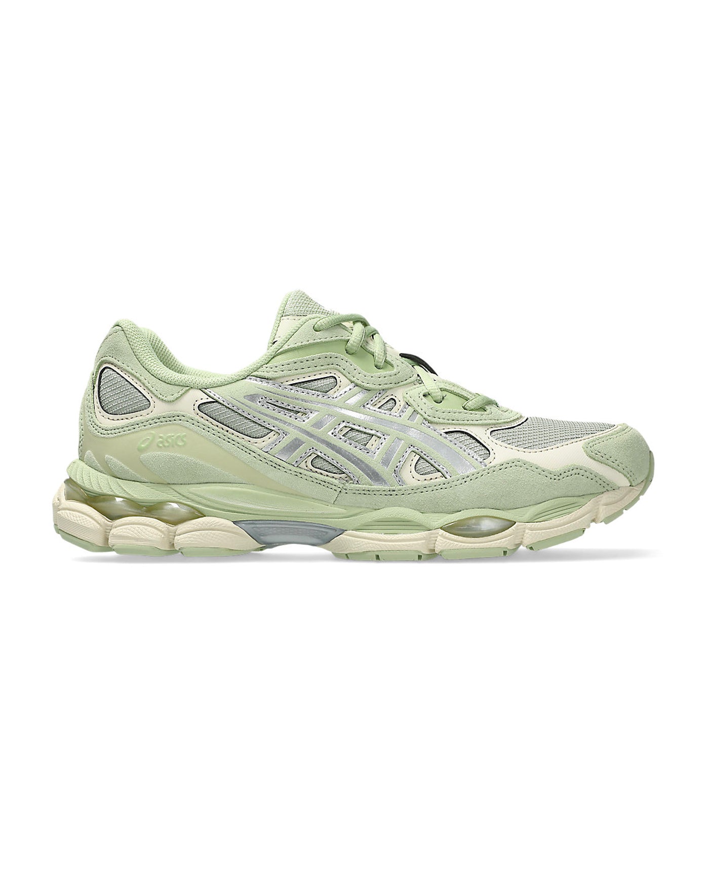 Sneakers Asics Gel-NYC coloris vert sauge et argent sur fond blanc, profil gauche