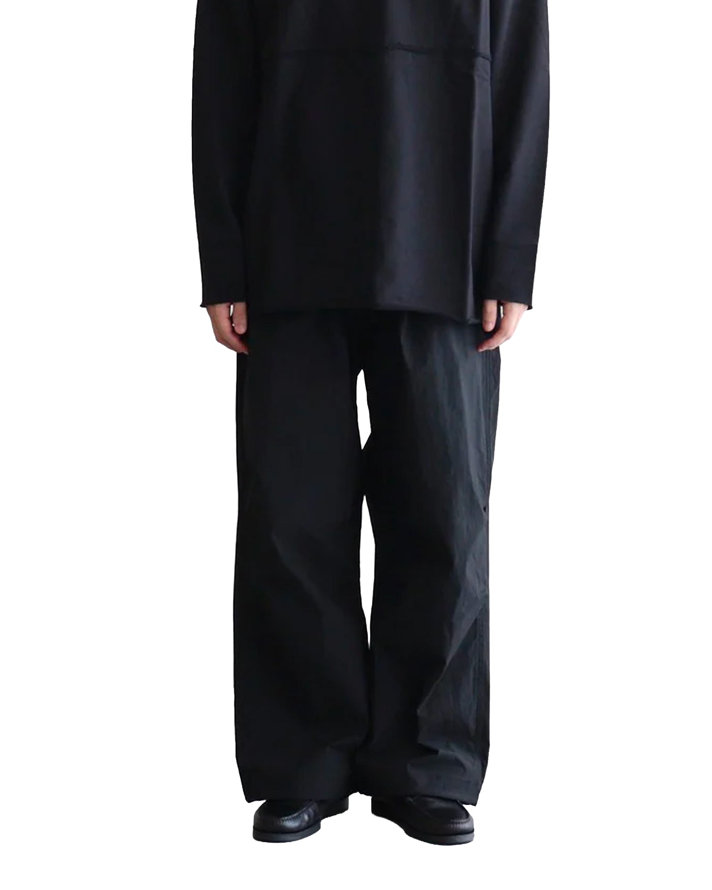 Pantalon Comme des Garçons Homme noir coupe large porté de face
