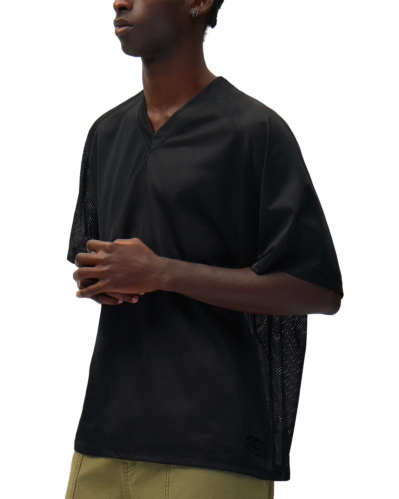 T-shirt en mesh Arte Antwerp noir col V oversize vue face porté