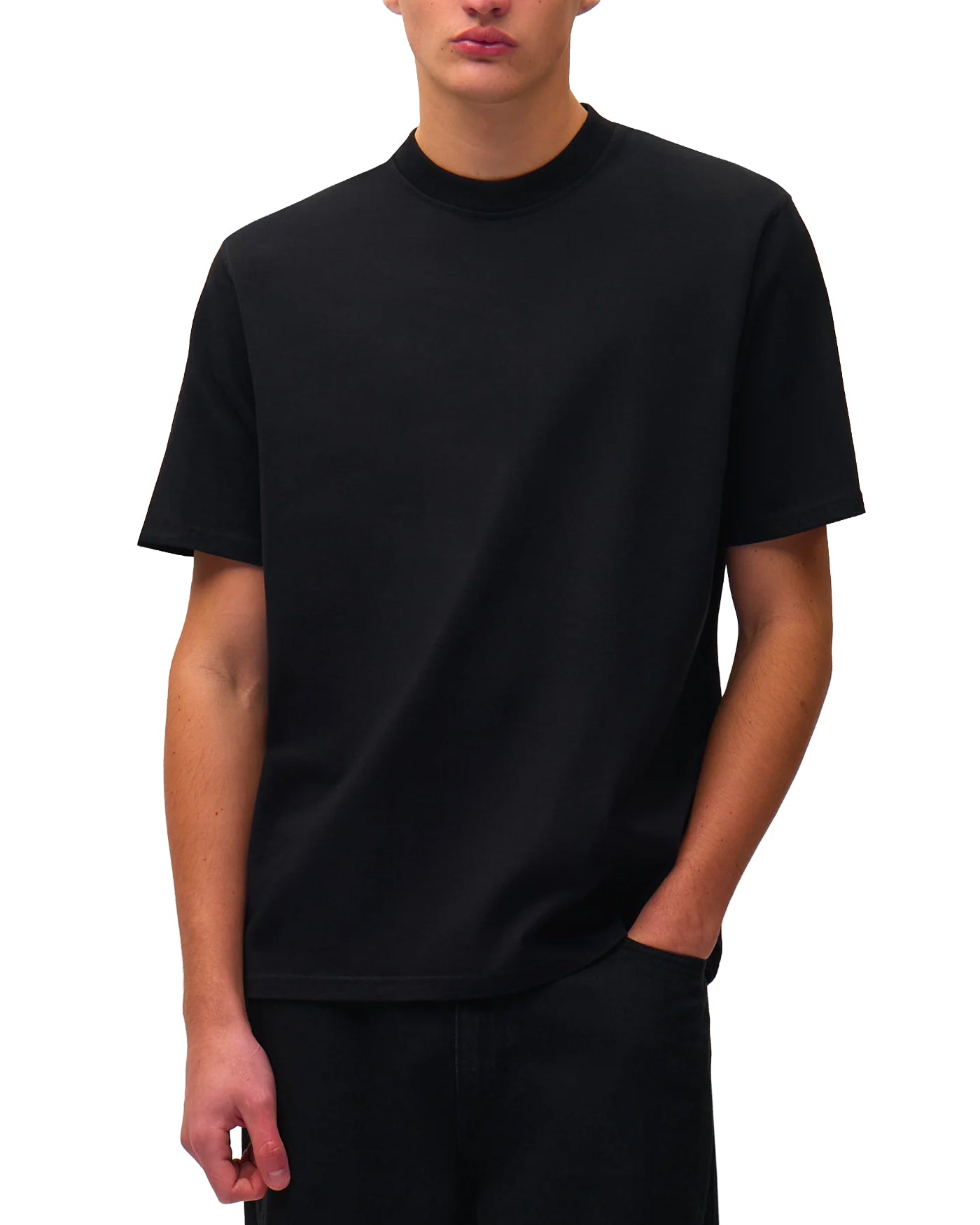 T-shirt Arte Antwerp noir uni col rond porté par un homme face