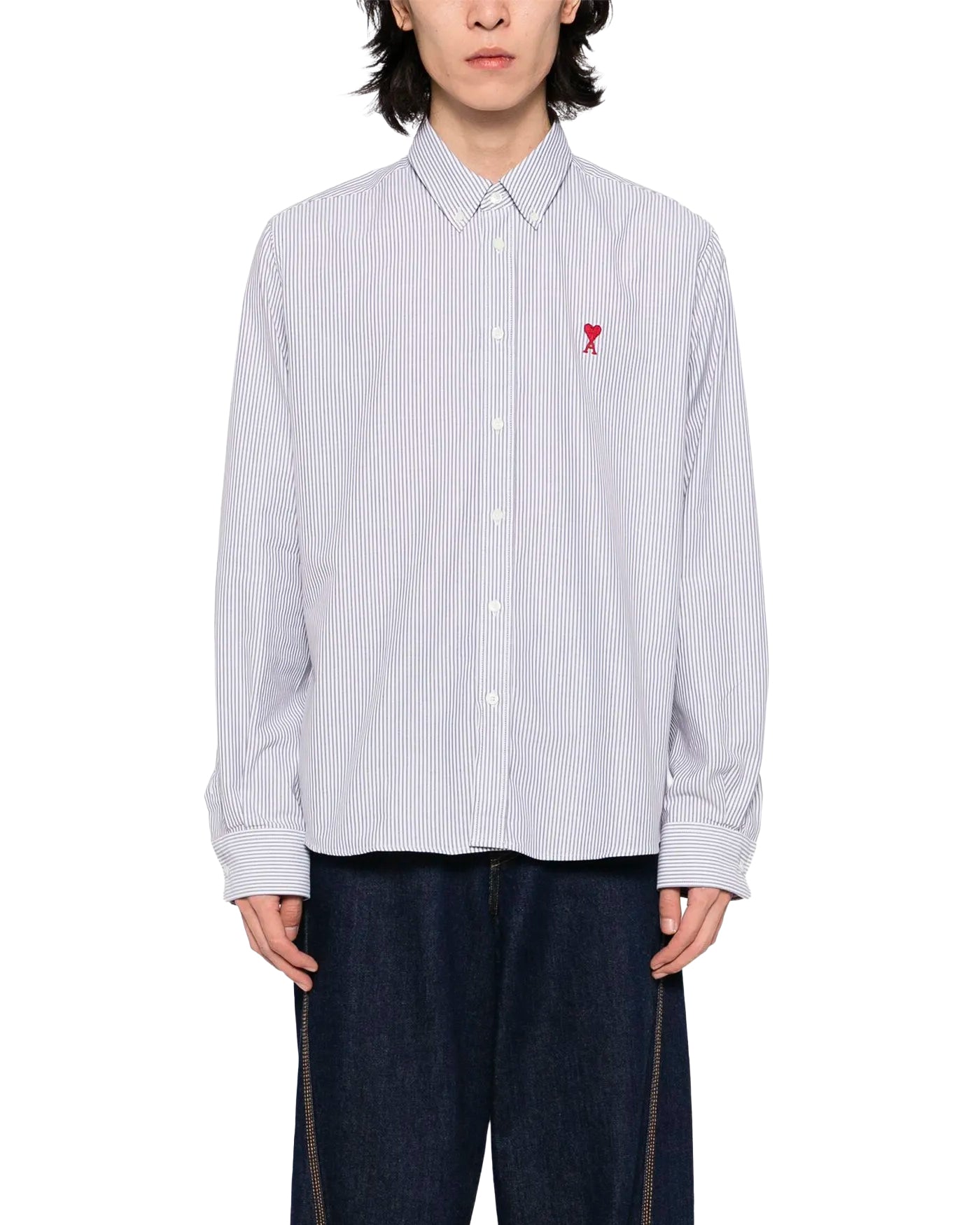 Chemise AMI Paris rayures blanc et bleu marine logo cœur rouge face portée