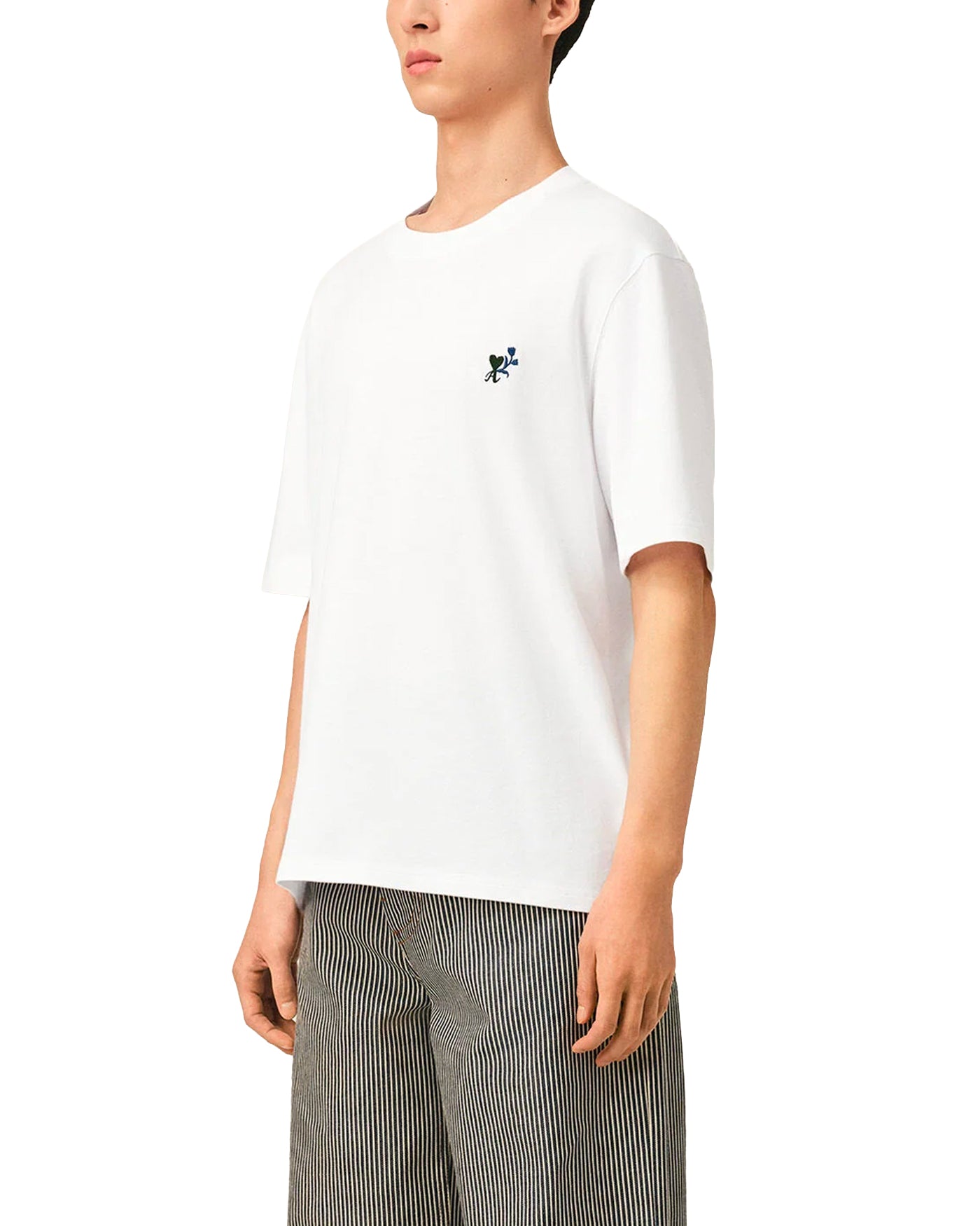 T-shirt Ami Paris blanc logo cœur tulipe brodé porté profil gauche