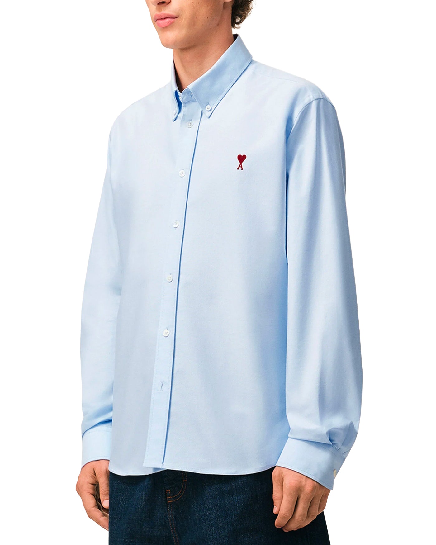 Chemise AMI Paris bleu ciel logo cœur rouge col boutonné profil droit
