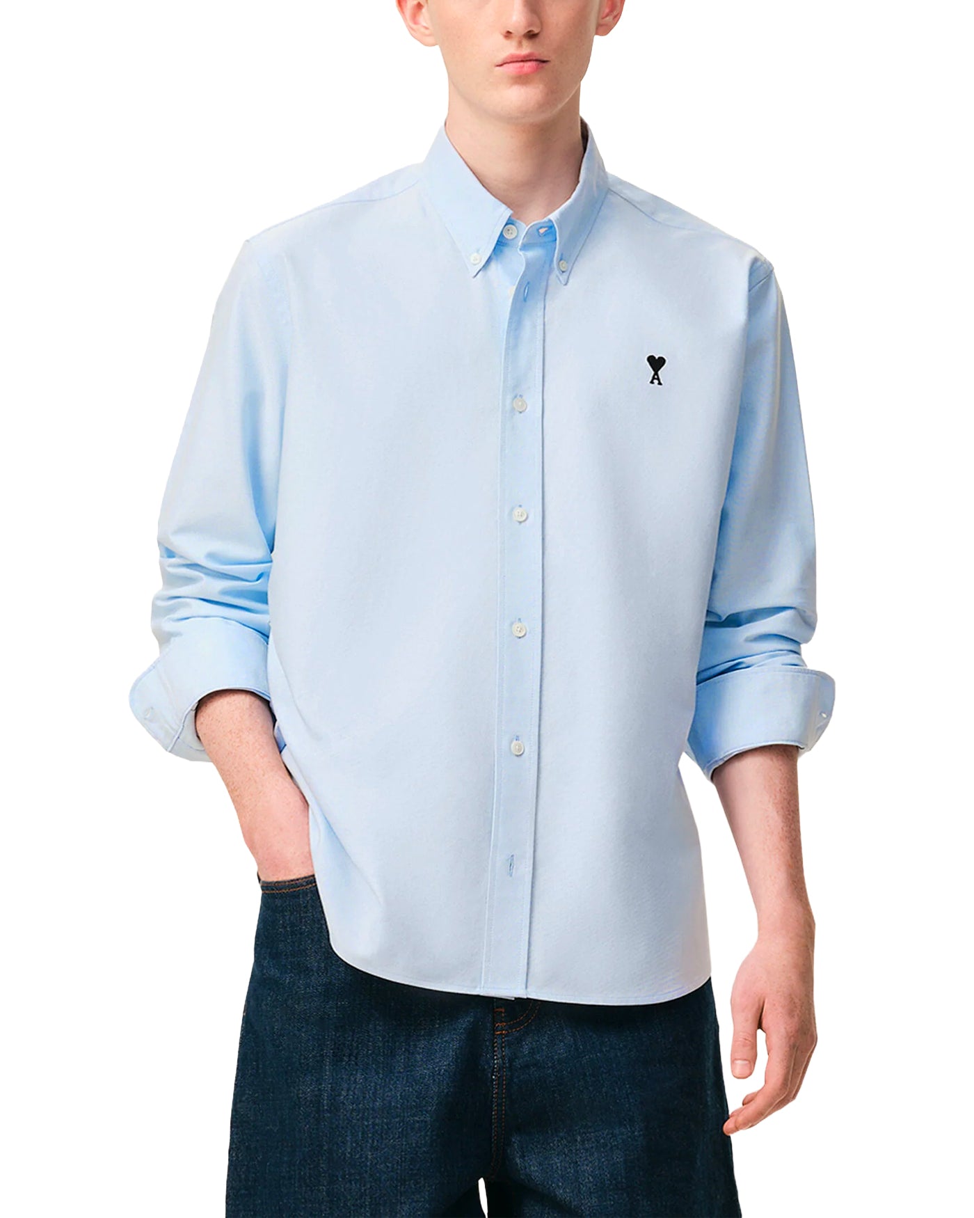 Chemise Ami Paris bleu ciel oxford logo cœur sur mannequin face