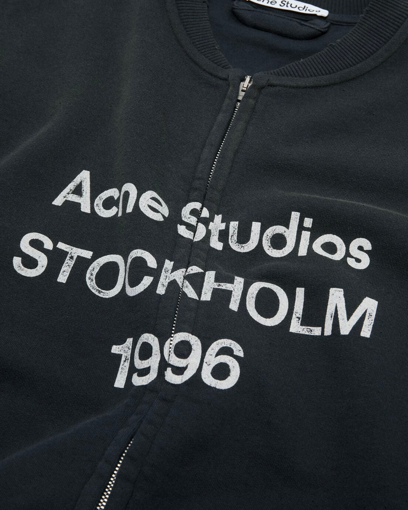 Sweat zippé Acne Studios noir imprimé Stockholm 1996 en blanc, vue face