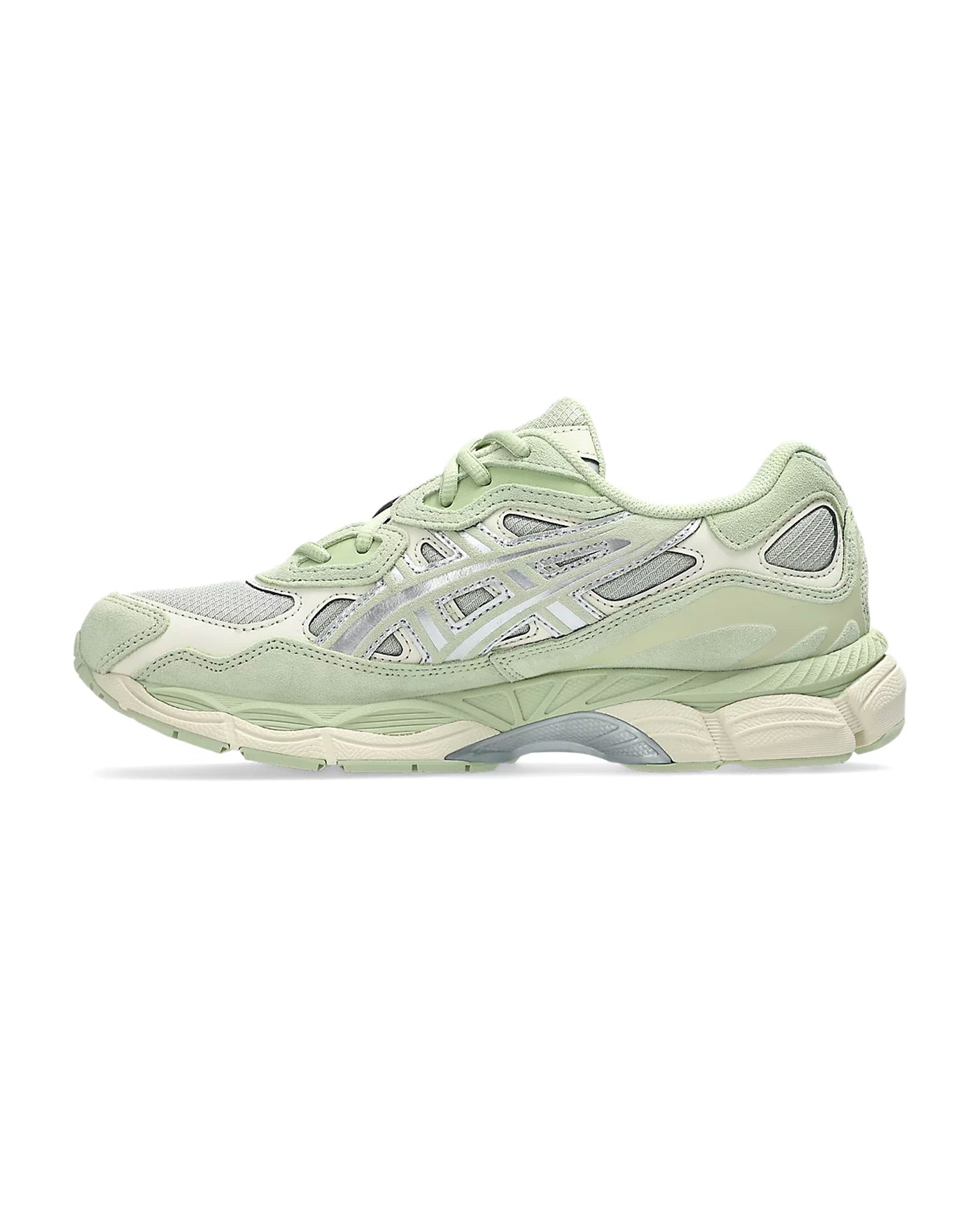 Sneakers Asics Gel-NYC coloris vert sauge et argent sur fond blanc, profil droit
