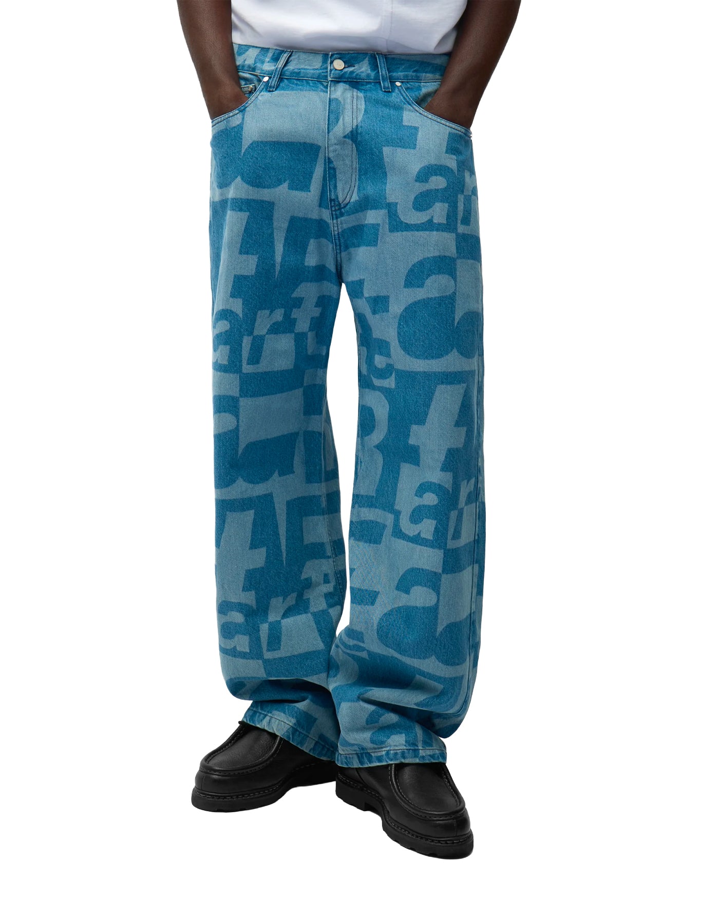Pantalon Arte Antwerp denim bleu imprimé all-over lettres face porté