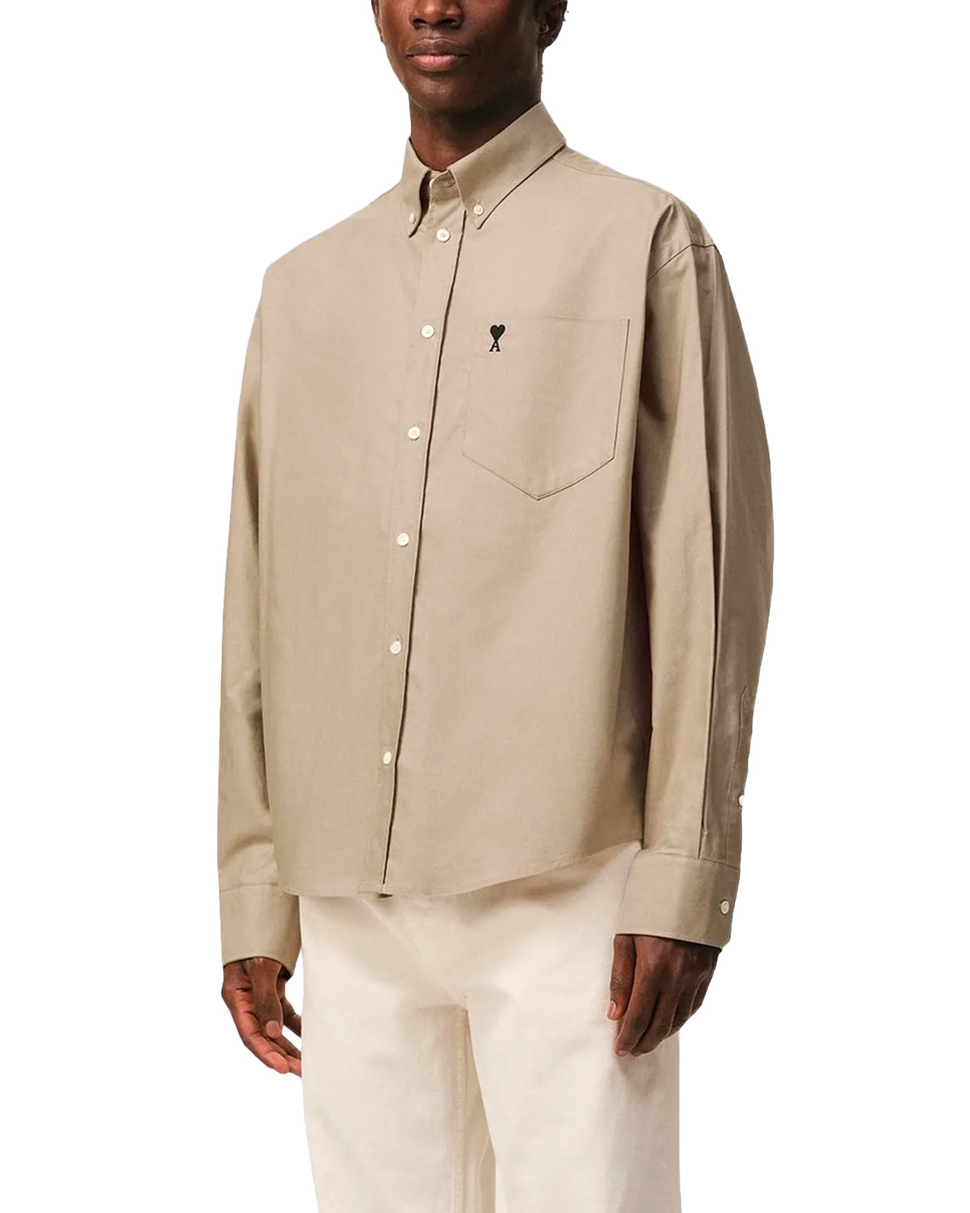 Chemise Ami Paris boxy beige taupe logo cœur noir col boutonné profil gauche