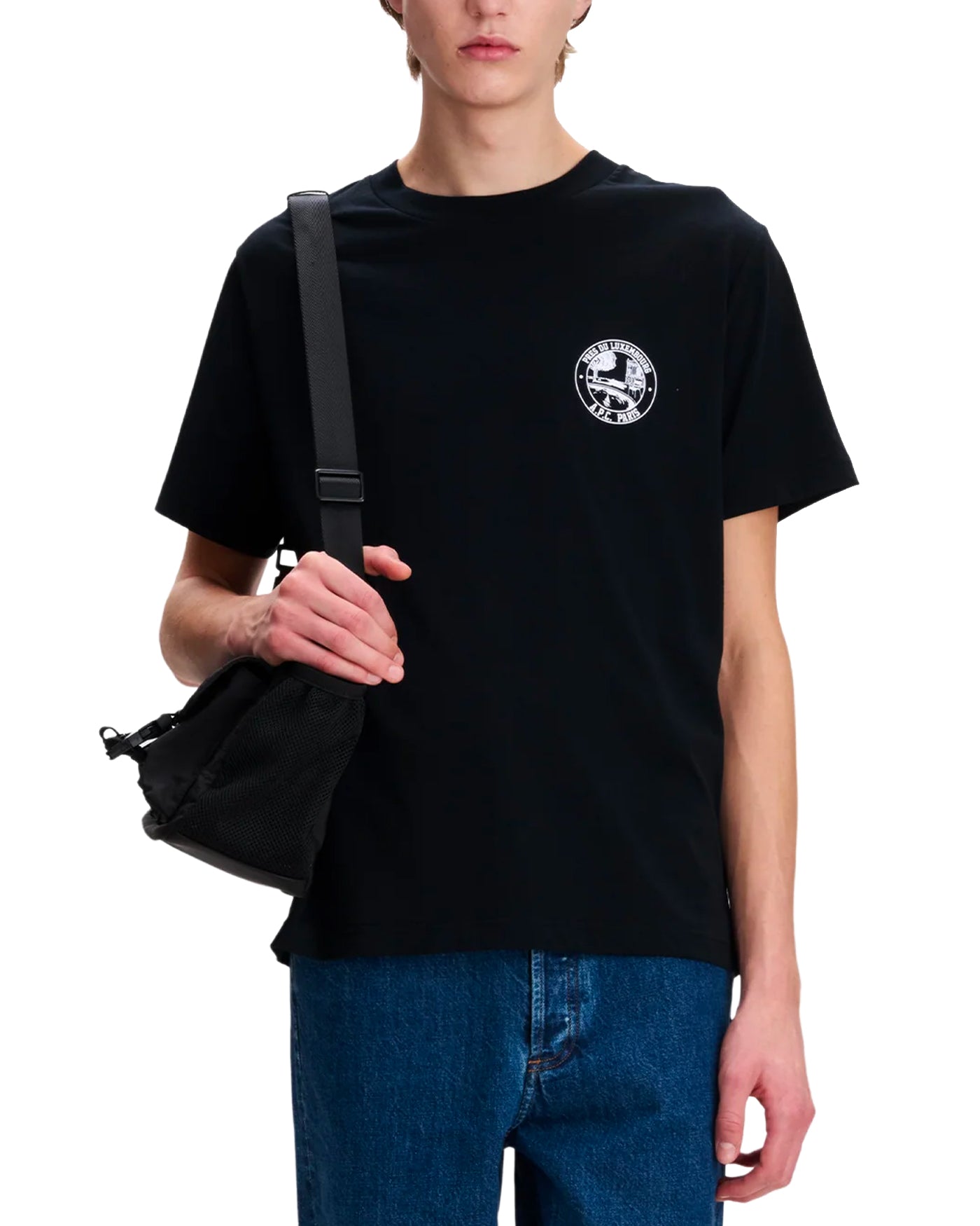 T-shirt A.P.C. Luxembourg noir logo rond brodé porté vue face