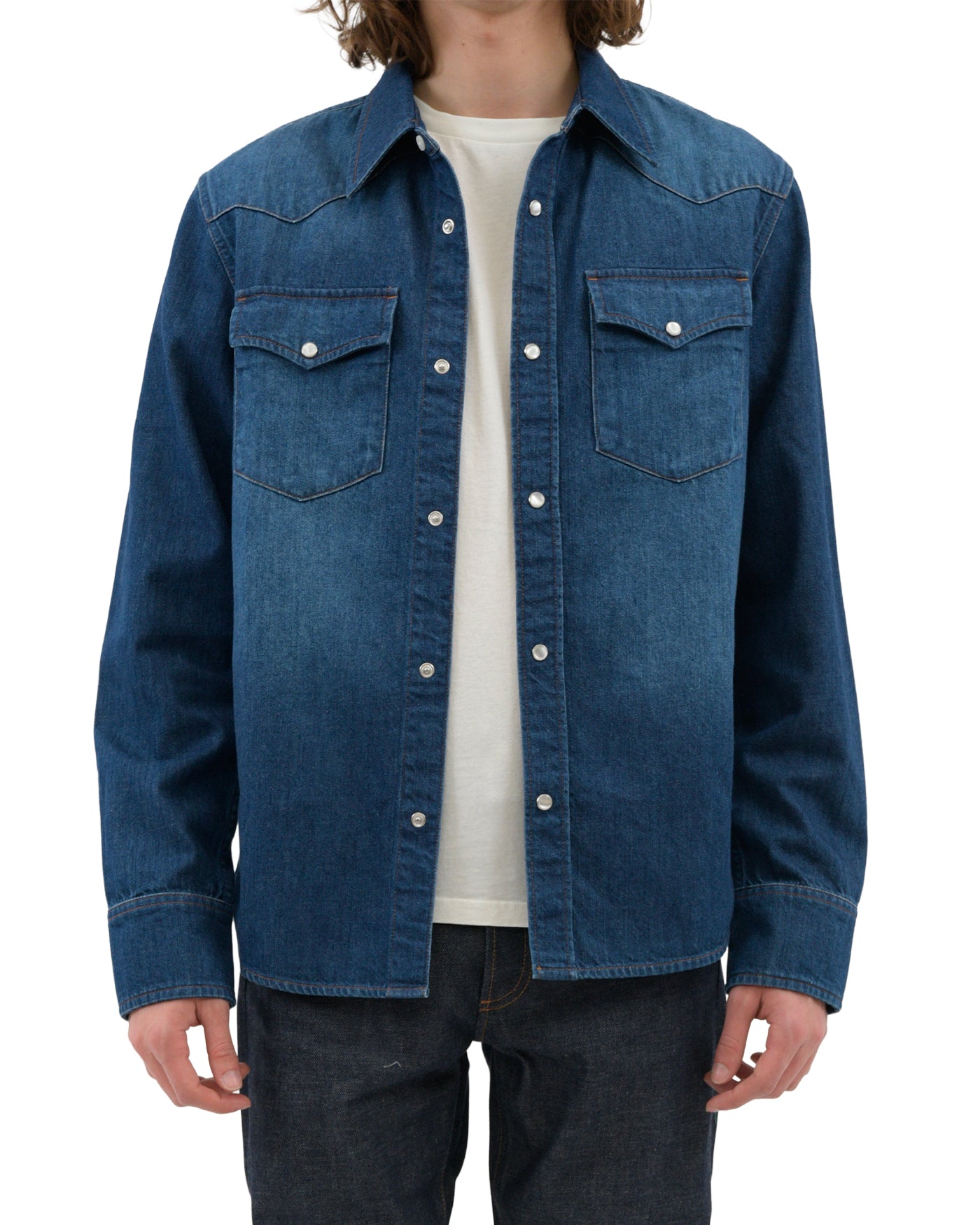Chemise denim western A.P.C. bleu indigo portée ouverte de face