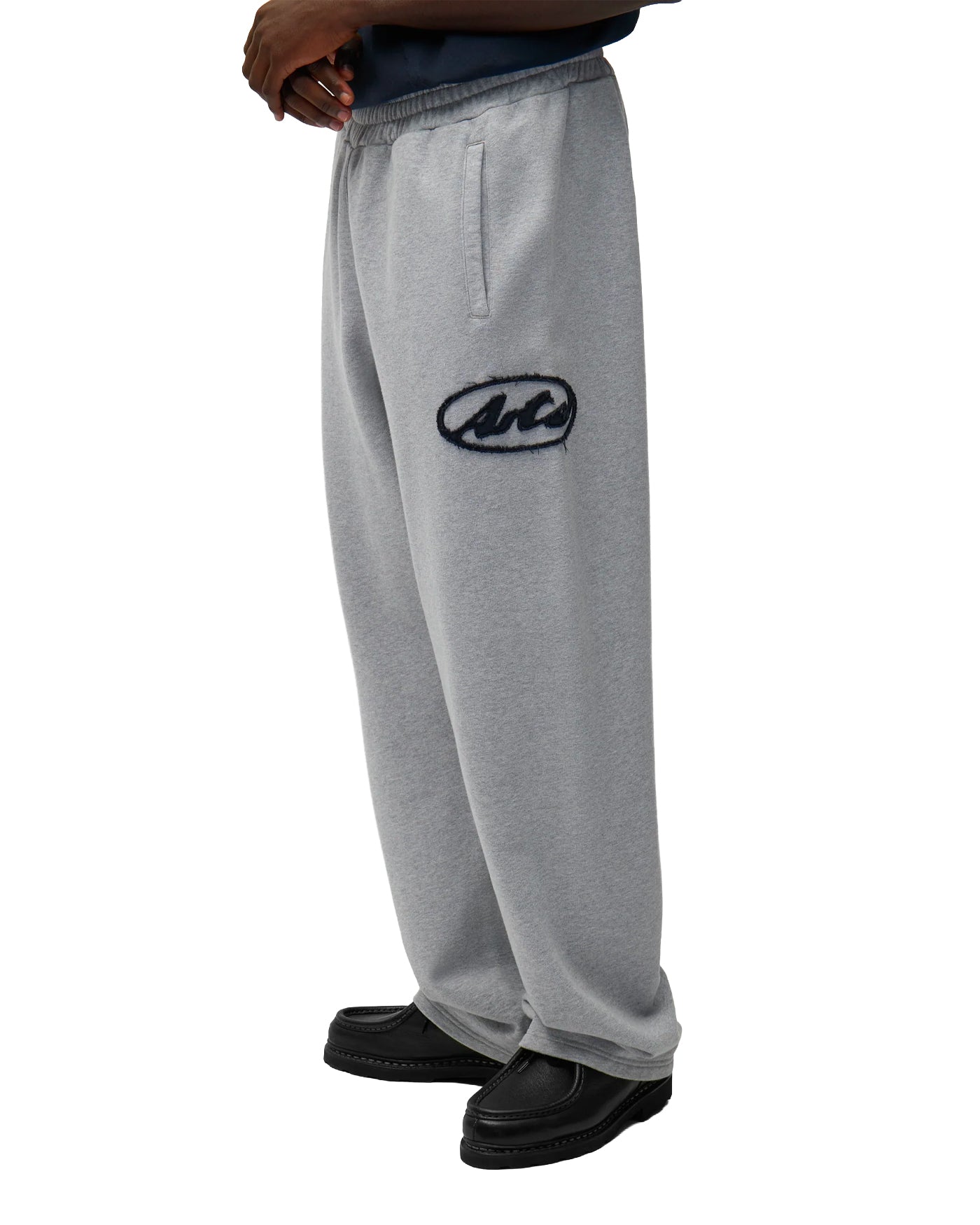 Pantalon de jogging Arte Antwerp gris chiné logo ovale profil gauche