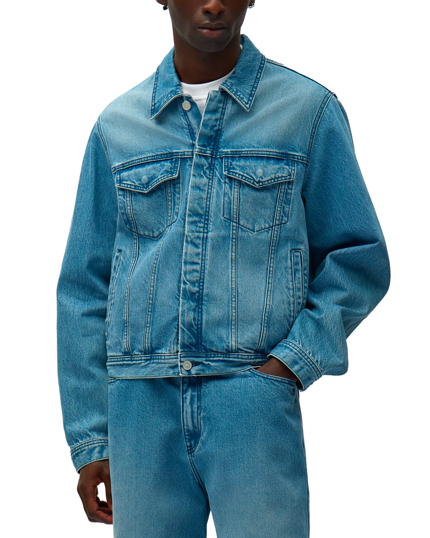 Veste en jean Arte Antwerp bleu moyen bicolore deux tons face portée