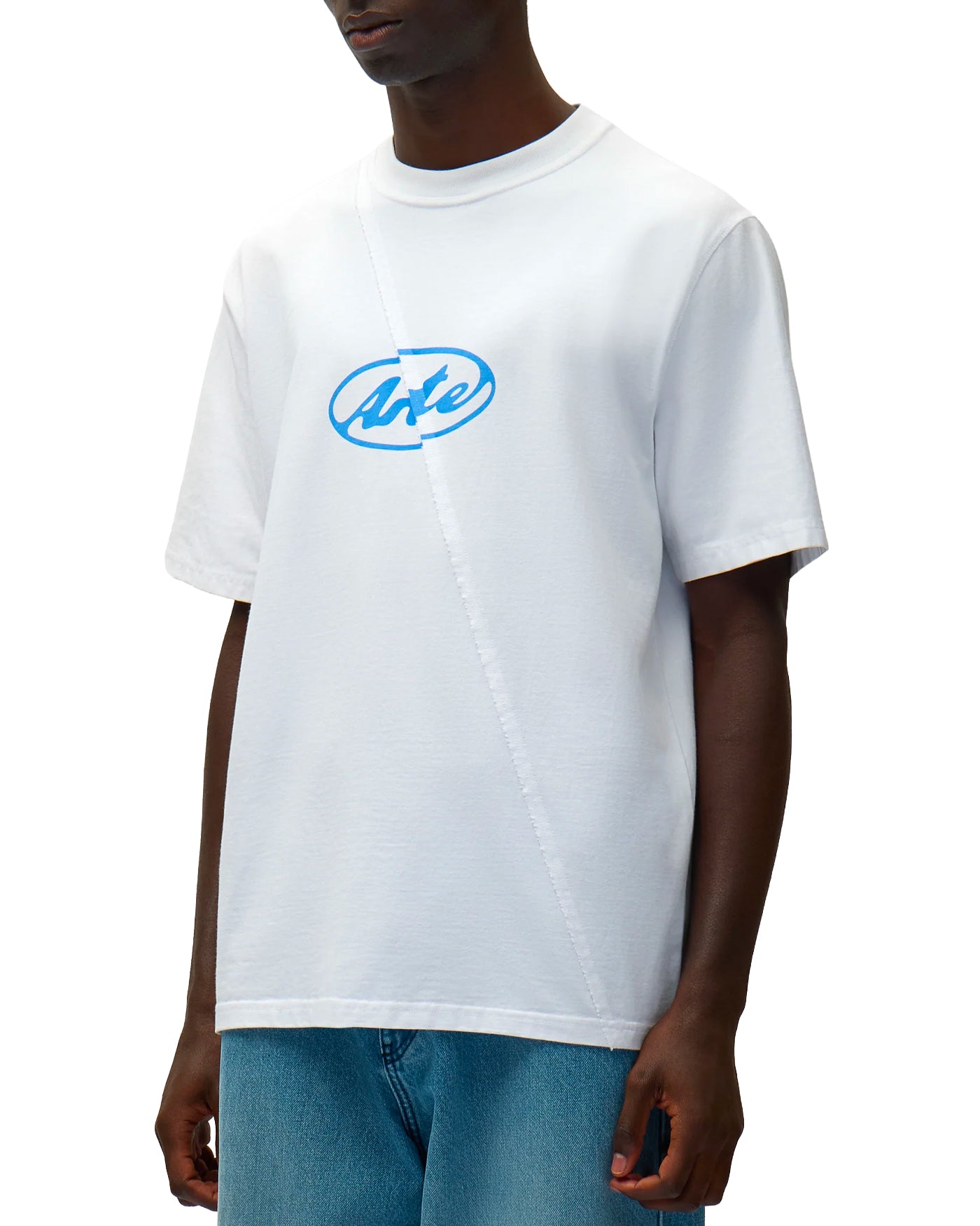 T-shirt Arte Antwerp Circle Logo blanc logo bleu couture diagonale profil gauche