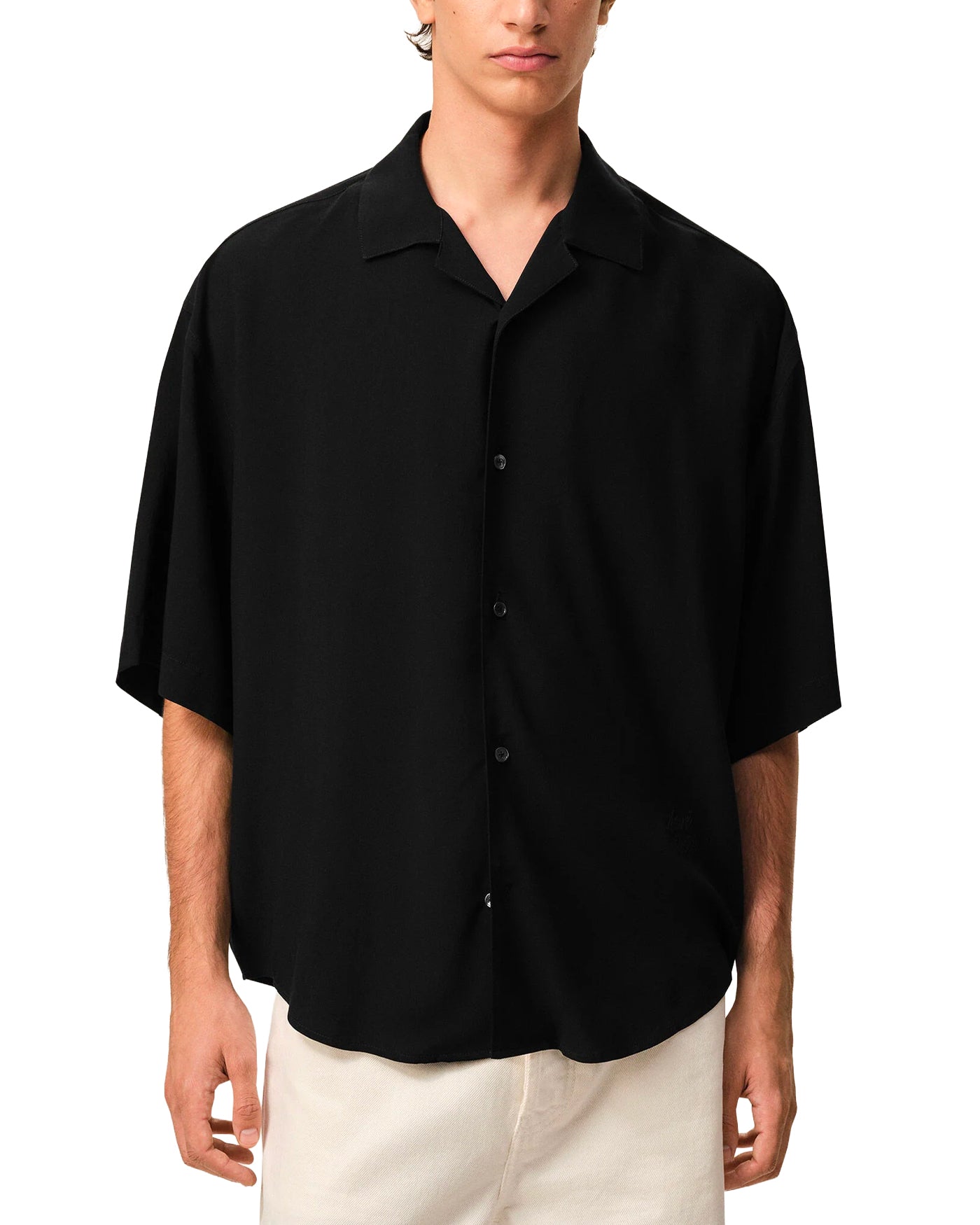 Chemise manches courtes boxy Ami Paris noire portée vue de face