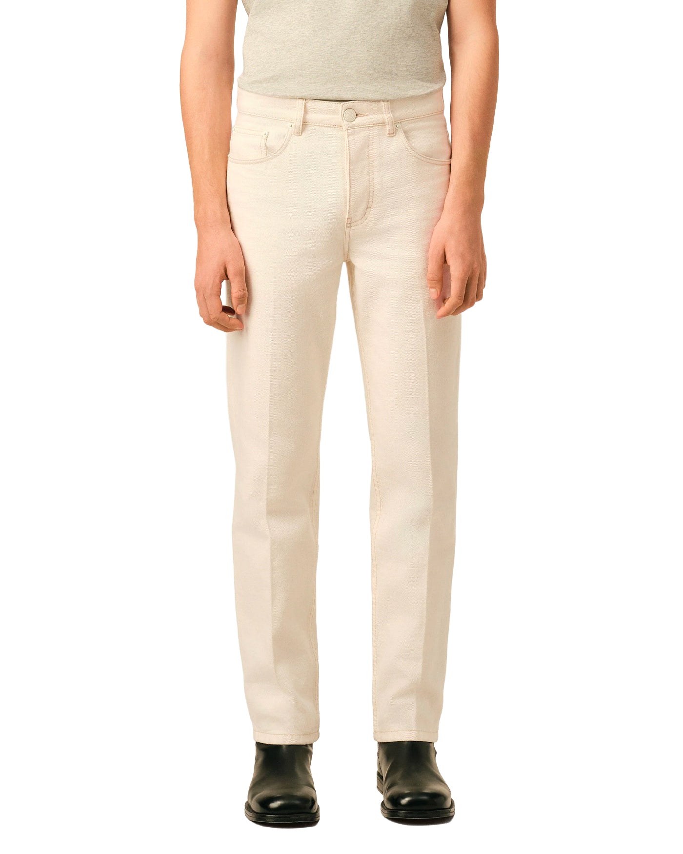 Jeans coupe droite Ami Paris écru Parisian Fit cinq poches face porté
