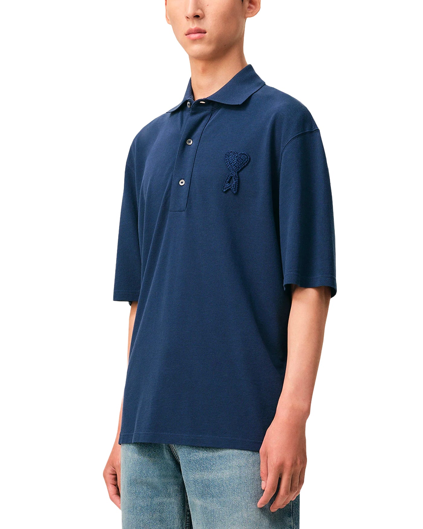 Polo boxy AMI Paris bleu encre logo Ami de Coeur brodé, profil gauche