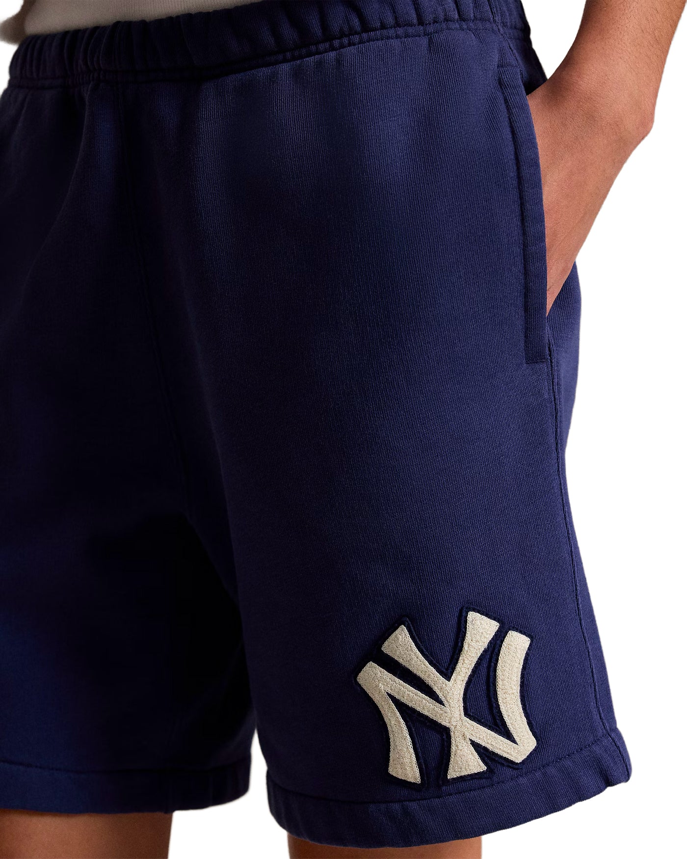 Short en molleton Ralph Lauren Vintage Fleece bleu marine NY profil gauche