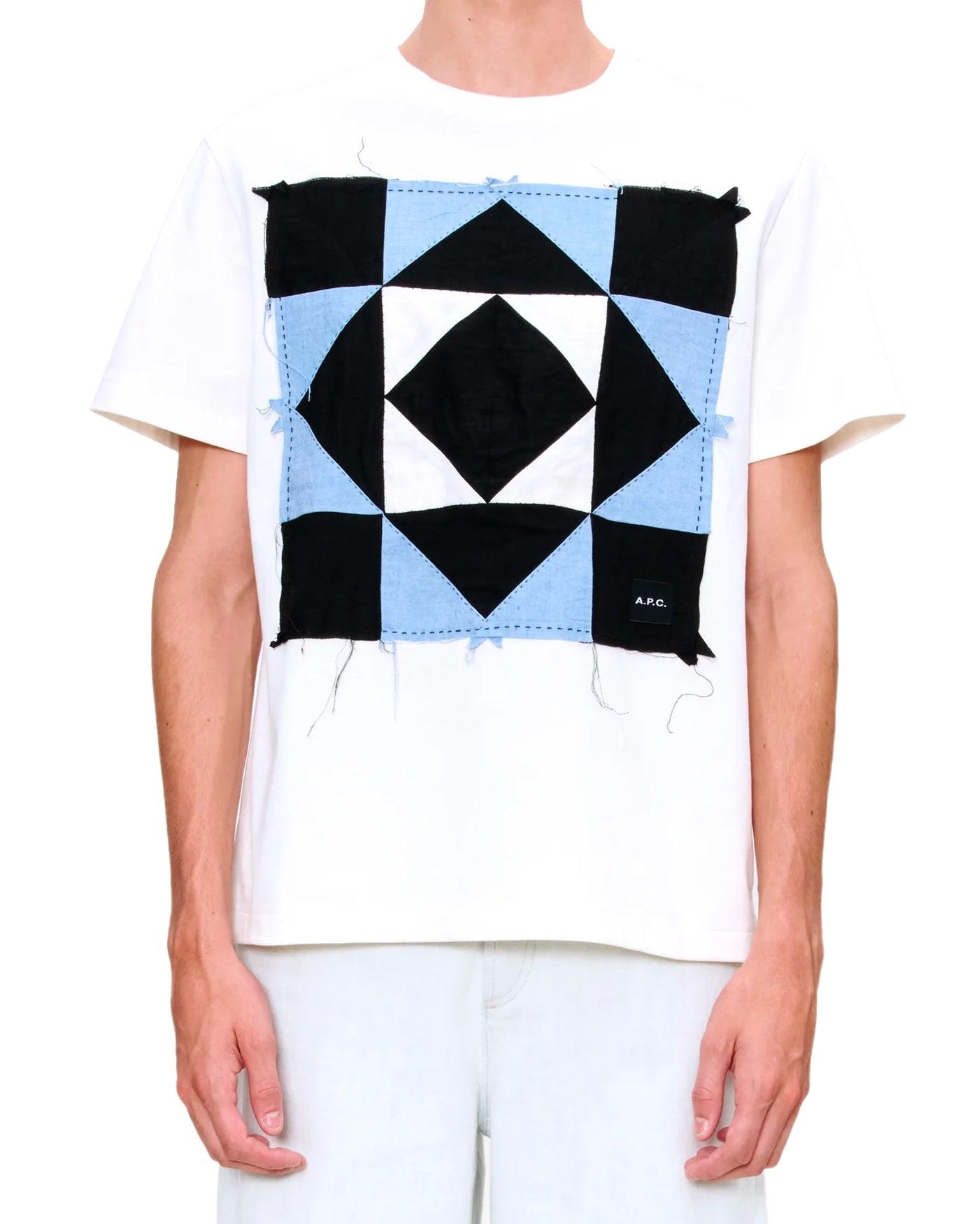 T-shirt A.P.C blanc patchwork géométrique noir et bleu porté, vue face