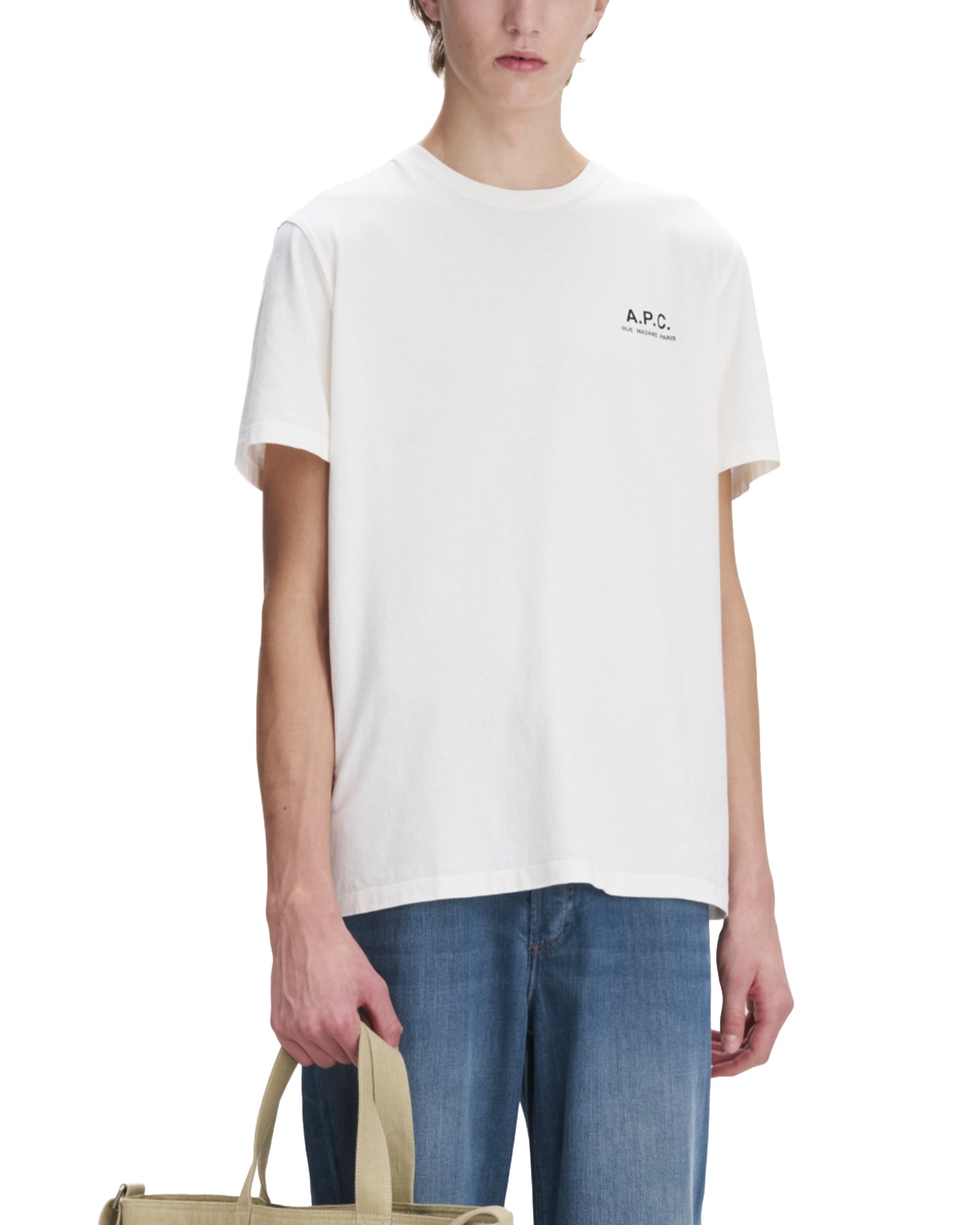 T-shirt A.P.C. Gabby Gots blanc porté avec jean bleu vue face