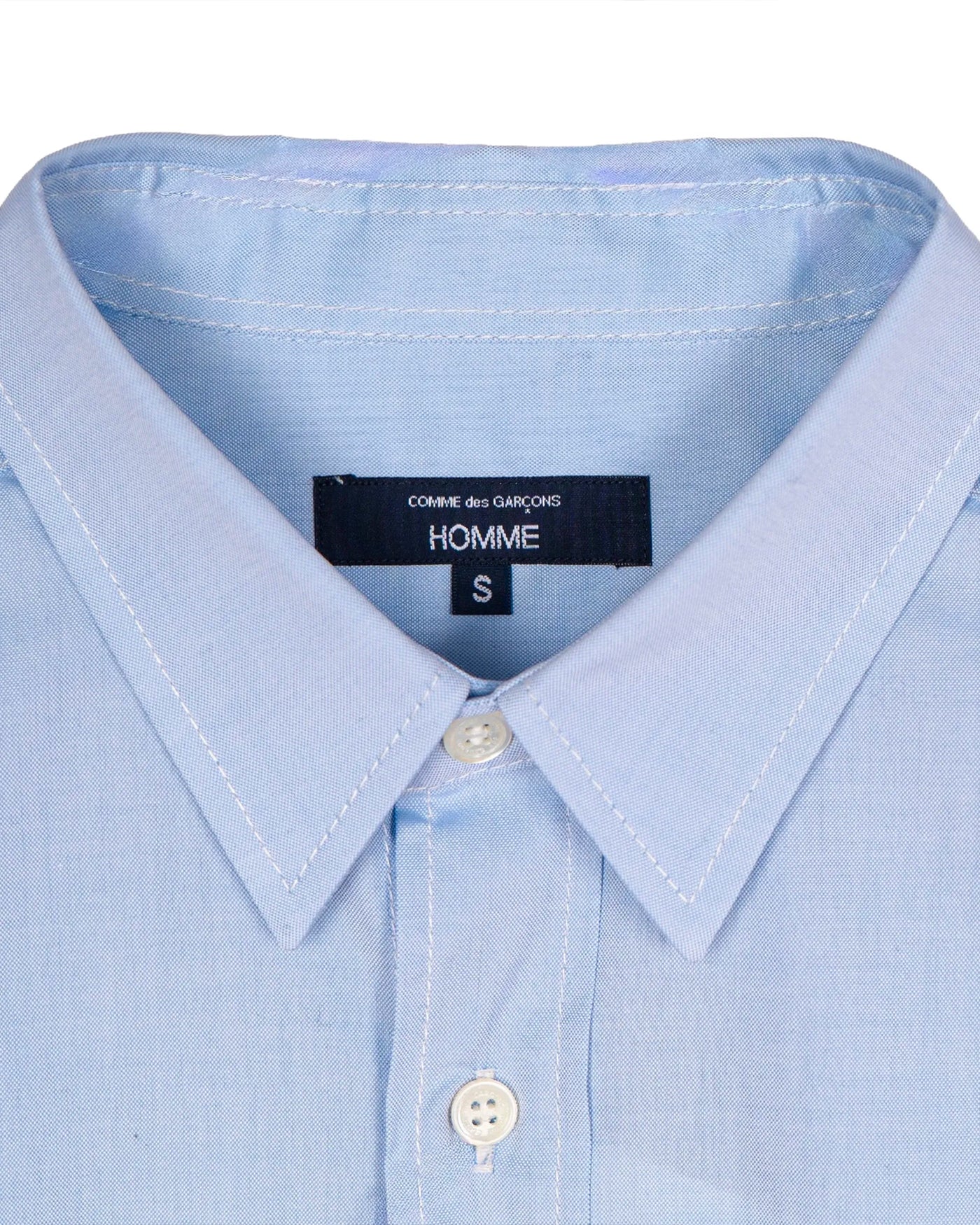Chemise Comme des Garçons Homme bleu ciel détail col et étiquette face