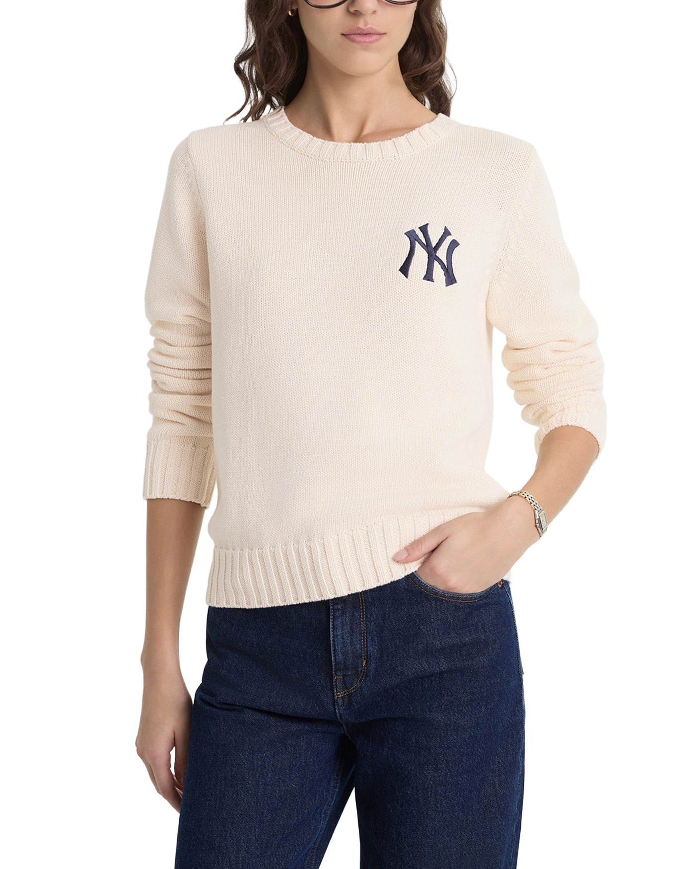 Pull tricoté Sporty and Rich Heritage Yankees écru logo NY face porté