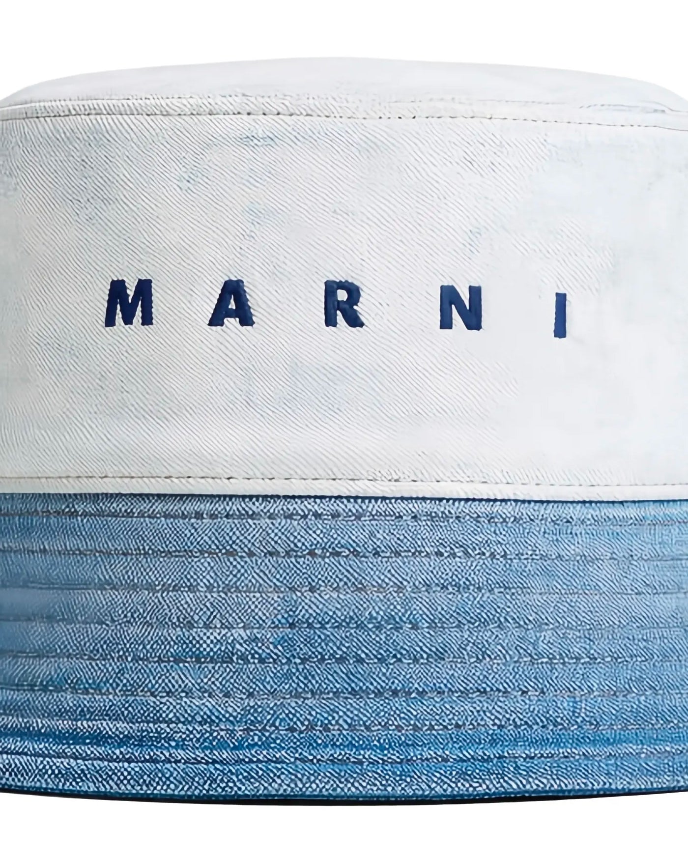 Bob Marni blanc cassé et bleu denim logo brodé en gros plan, face