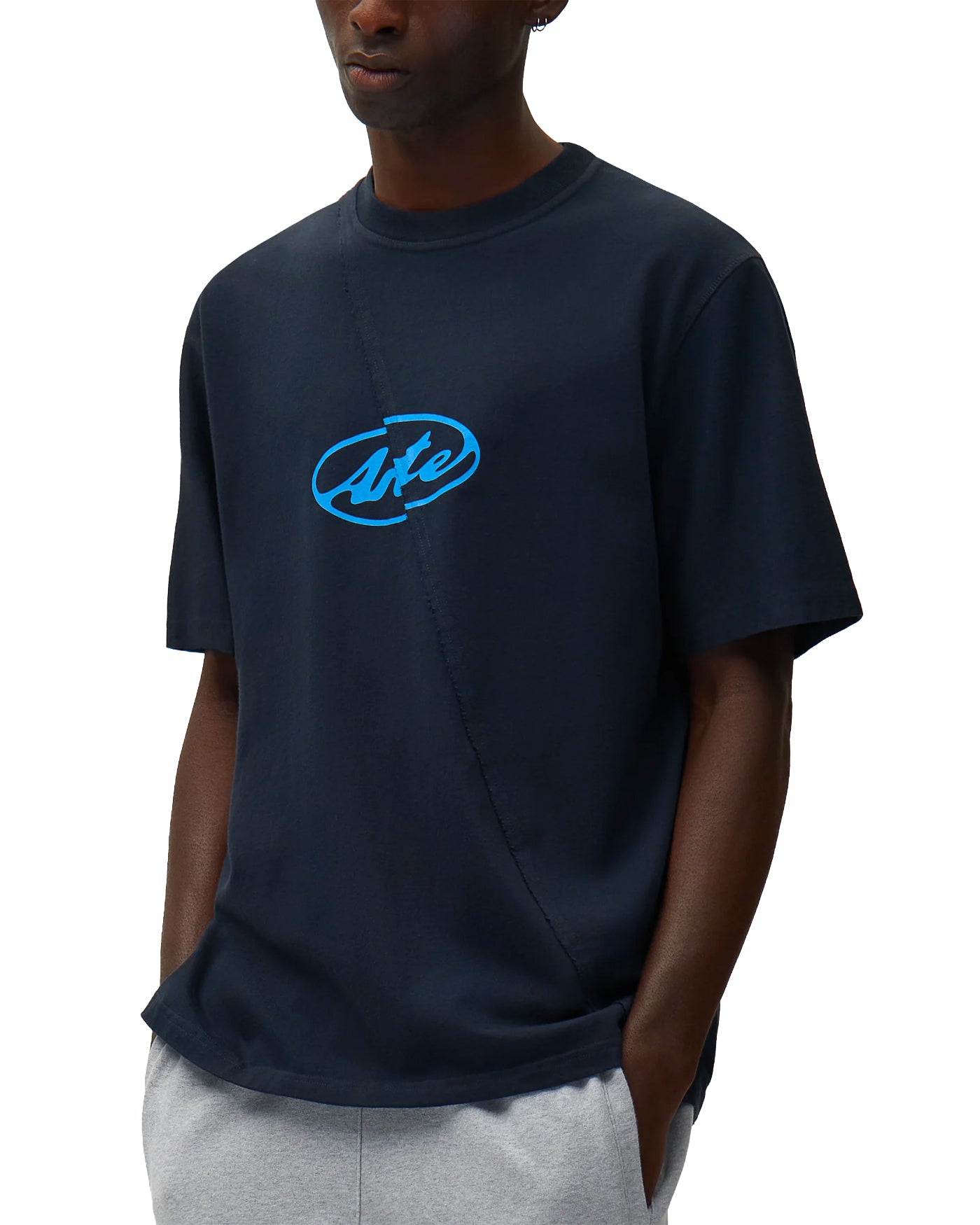 T-shirt Arte Antwerp Circle Logo navy logo ovale bleu profil gauche